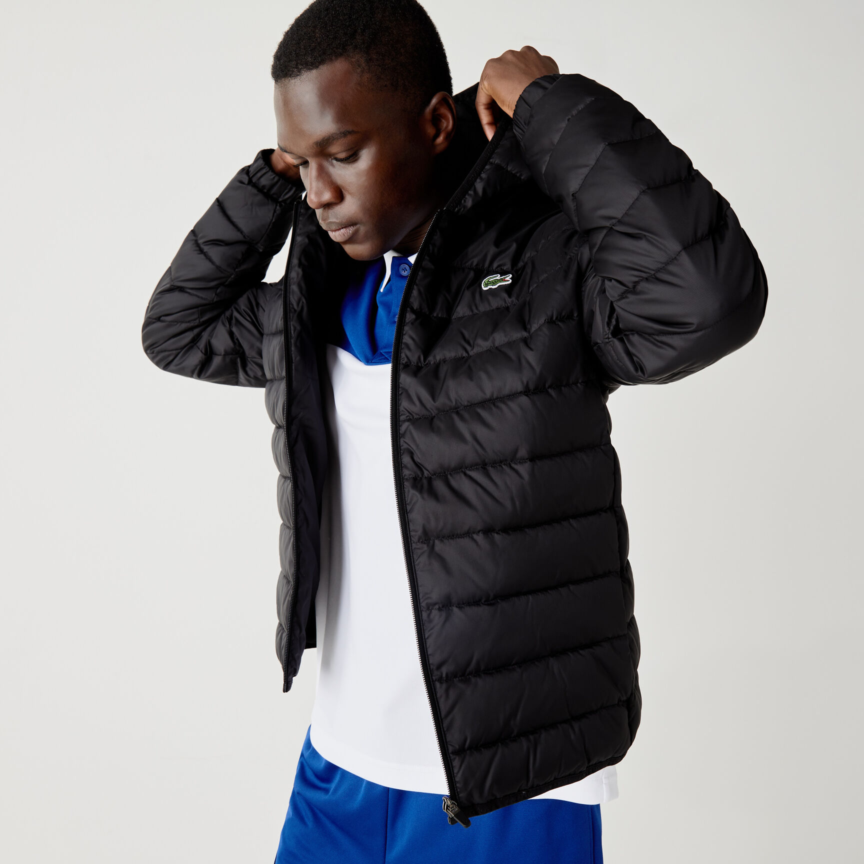 سترة مبطنة ضد الماء بغطاء رأس للرجال من مجموعة Lacoste SPORT سترة مبطنة ضد الماء بغطاء رأس للرجال من مجموعة Lacoste SPORT