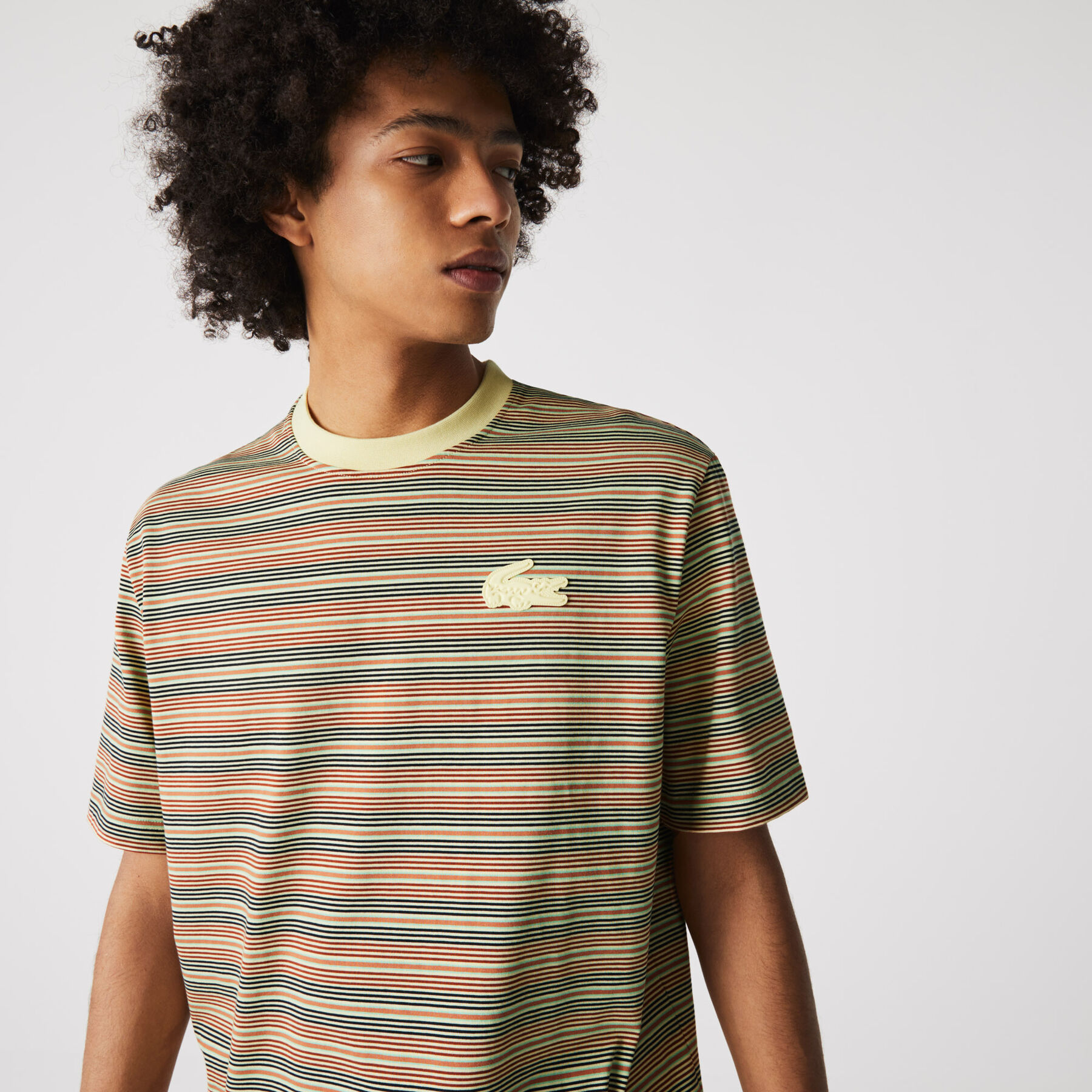 تي شيرت قطني مقلم للجنسين بفتحة رقبة مستديرة وقصة فضفاضة مجموعة Lacoste LIVE لاكوست تي شيرت قطني مقلم للجنسين بفتحة رقبة مستديرة وقصة فضفاضة مجموعة lacoste live