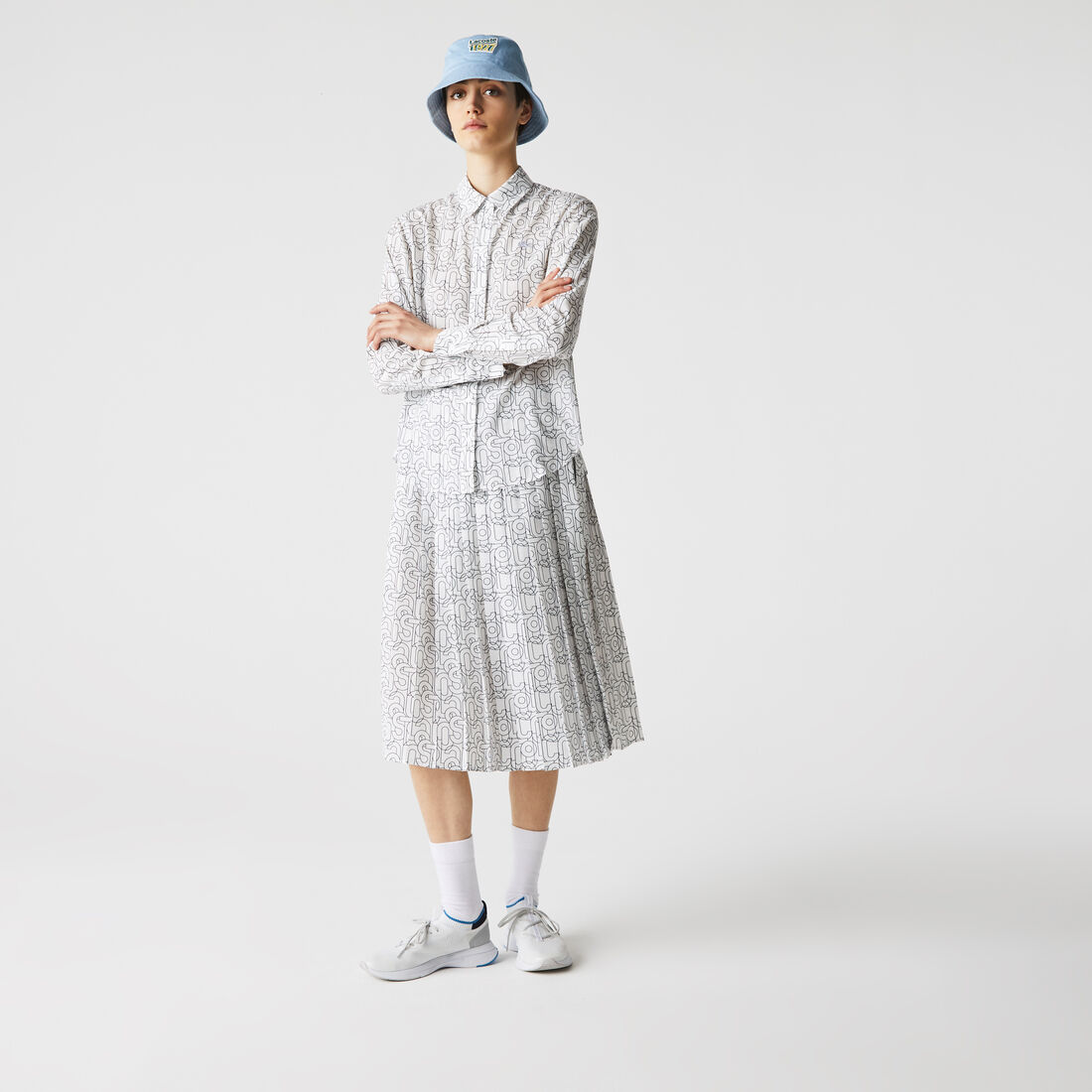 قميص نسائي بقصّة مريحة بطبعات Lacoste