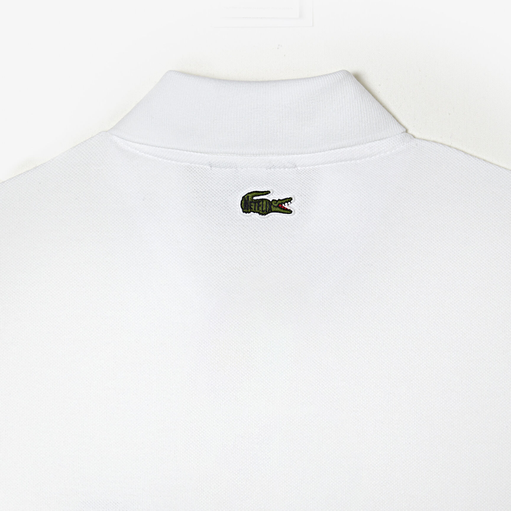 تيشيرت بولو قطن عضوي للرجال مجموعة Lacoste x Netflix تيشيرت بولو قطن عضوي للرجال مجموعة Lacoste x Netflix