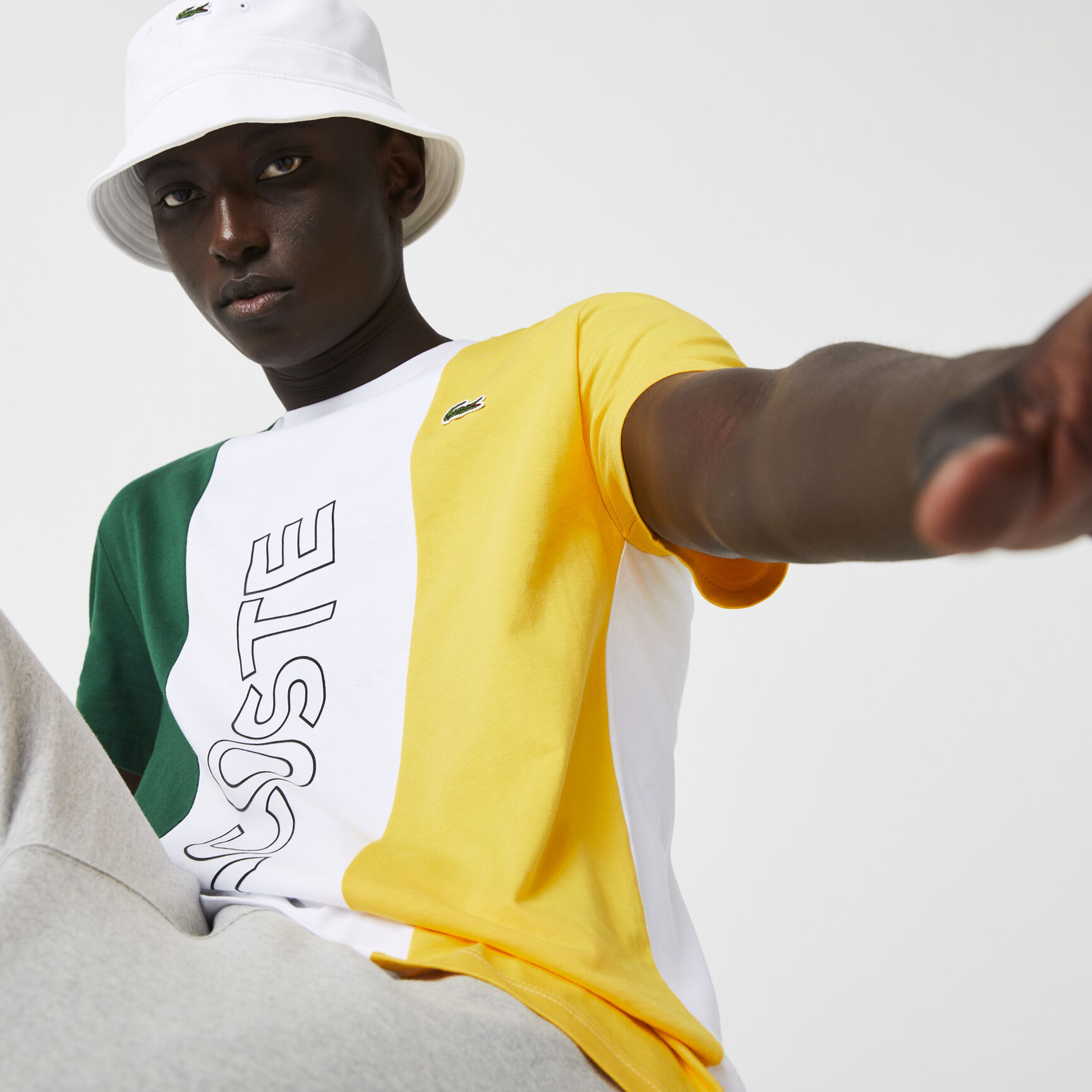 تيشيرت قطن بفتحة رقبة مستديرة وشعار الماركة للرجال