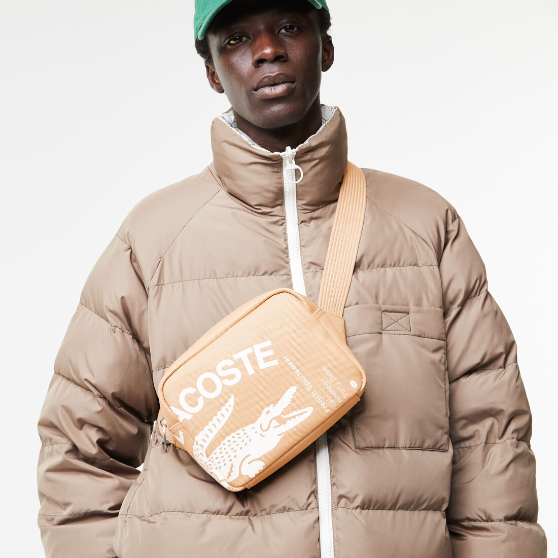 حقيبة ريبورتر مستطيلة بشعار الماركة بلون مغاير للرجال