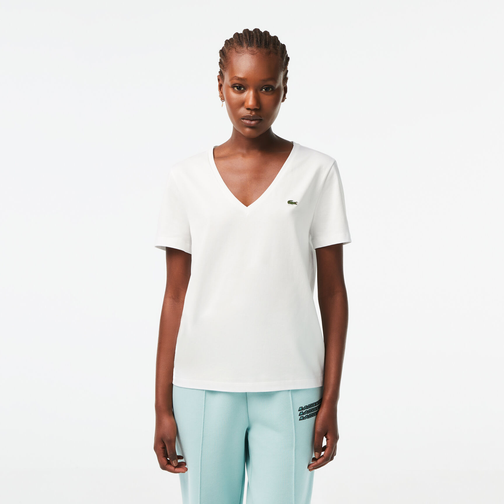 تي شيرت بقصّة عادية وطبعة مميزة لكلمة Lacoste Women's V-neck Loose Fit Cotton T-shirt - TF8392-00-001