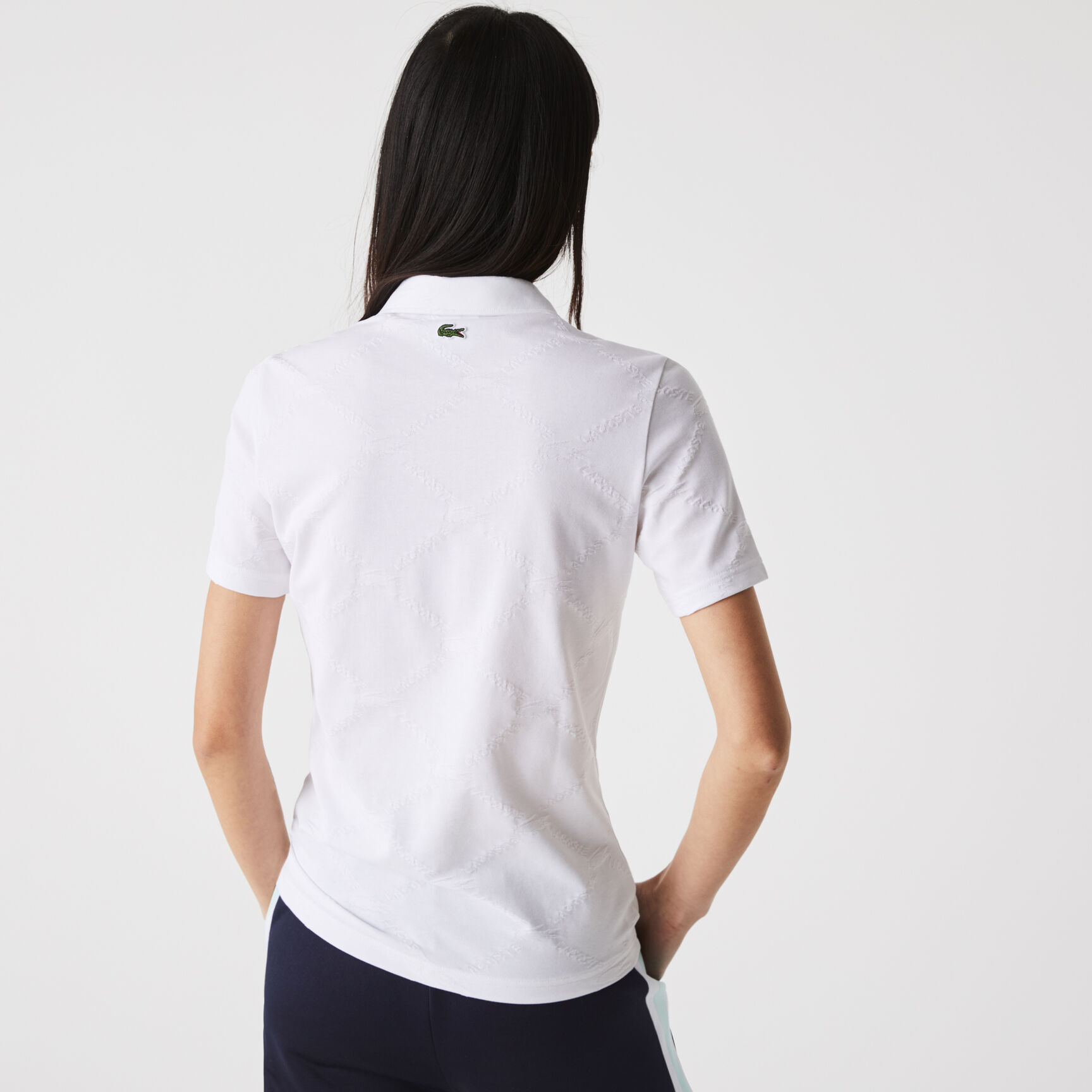 قميص بولو بأنماط مونوغرام وقصة ضيقة مجموعة Lacoste LIVE للنساء