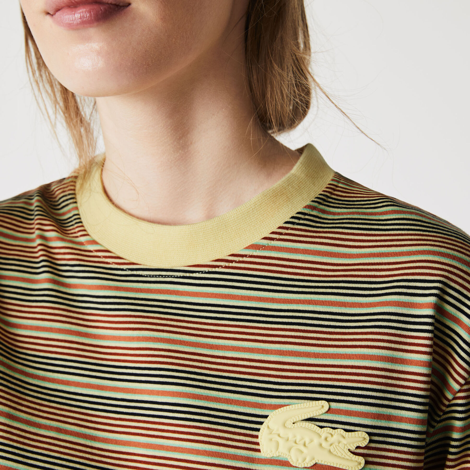 تي شيرت قطني مقلم للجنسين بفتحة رقبة مستديرة وقصة فضفاضة مجموعة Lacoste LIVE لاكوست تي شيرت قطني مقلم للجنسين بفتحة رقبة مستديرة وقصة فضفاضة مجموعة lacoste live