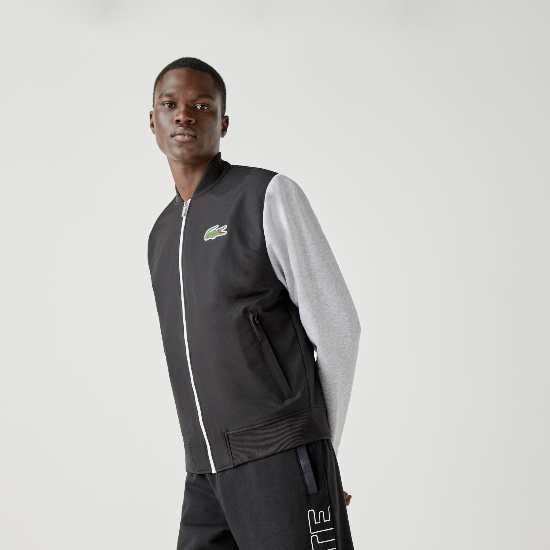 جاكيت تيدي بسحاب من الصوف مع طبعة ثنائية اللون للرجال من مجموعة Lacoste SPORT لاكوست جاكيت تيدي بسحاب من الصوف مع طبعة ثنائية اللون للرجال من مجموعة lacoste sport