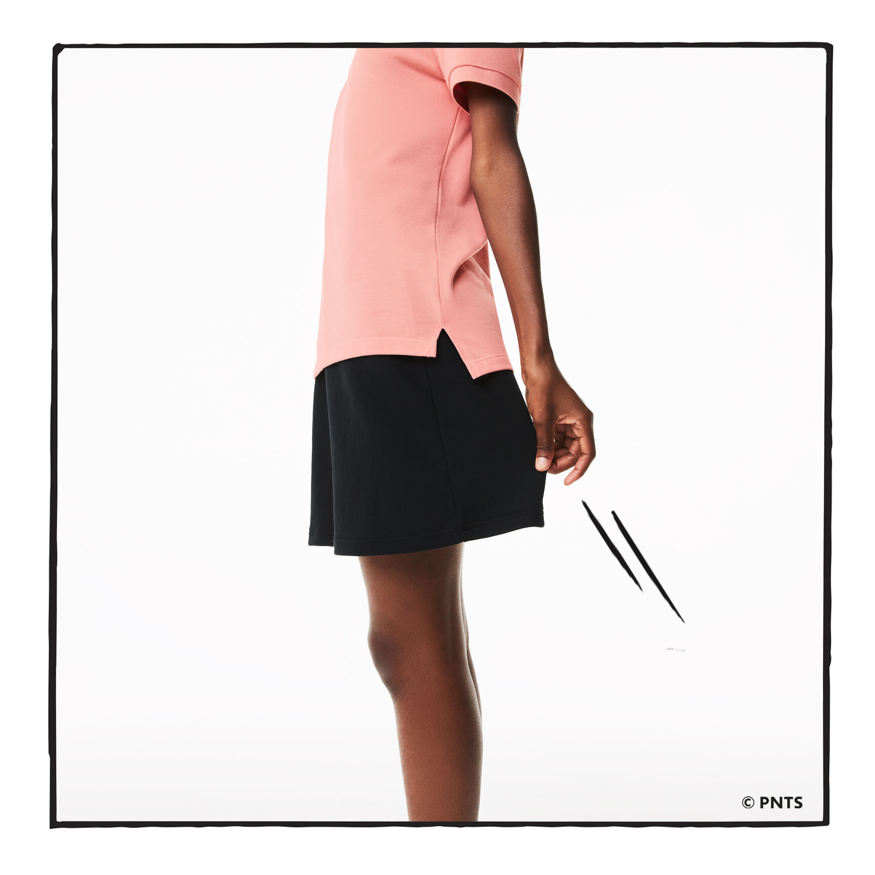 قميص بولو نسائي من القطن العضوي ذو قصة عادية من Lacoste x Peanuts قميص بولو نسائي من القطن العضوي ذو قصة عادية من Lacoste x Peanuts