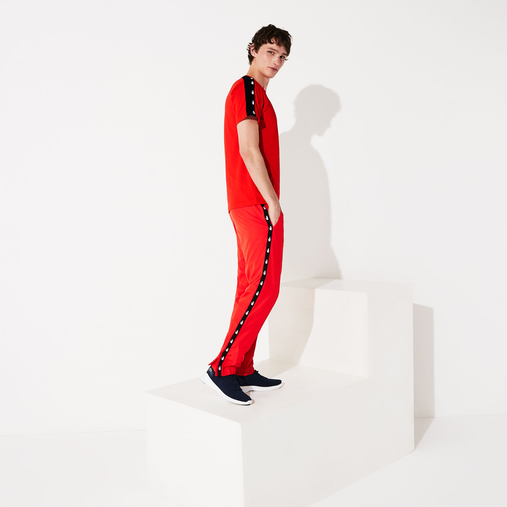 قميص تي-شيرت من البيكيه المسامي مزدان بخطوط مطبوع عليها تماسيح من مجموعة Lacoste SPORT للرجال قميص تي-شيرت من البيكيه المسامي مزدان بخطوط مطبوع عليها تماسيح من مجموعة Lacoste SPORT للرجال