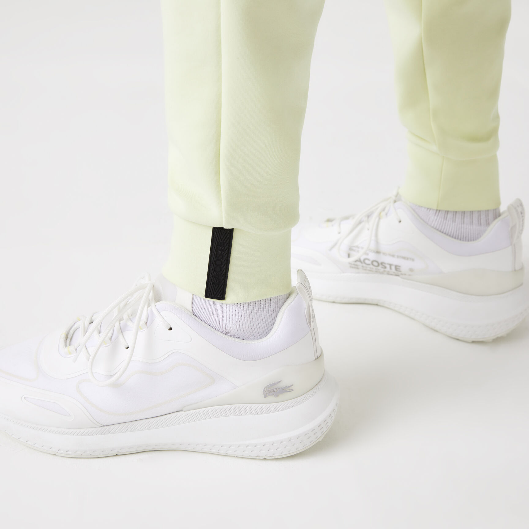 بنطال رياضي لاكوست بقصة ضيقة وشعار الماركة بحجم كبير للرجال بنطال رياضي لاكوست بقصة ضيقة وشعار الماركة بحجم كبير للرجال