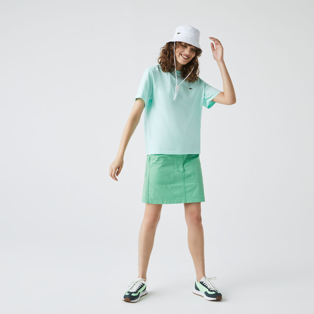 تي شيرت قطن بقصّة فضفاضة وفتحة رقبة على شكل حرف V للنساء تي شيرت قطن بقصّة فضفاضة وفتحة رقبة على شكل حرف V للنساء