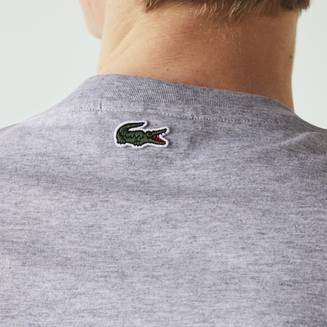 تيشيرت قطن بفتحة رقبة مستديرة وطبعة متشققة بشعار الماركة للرجال تيشيرت قطن بفتحة رقبة مستديرة وطبعة متشققة بشعار الماركة للرجال