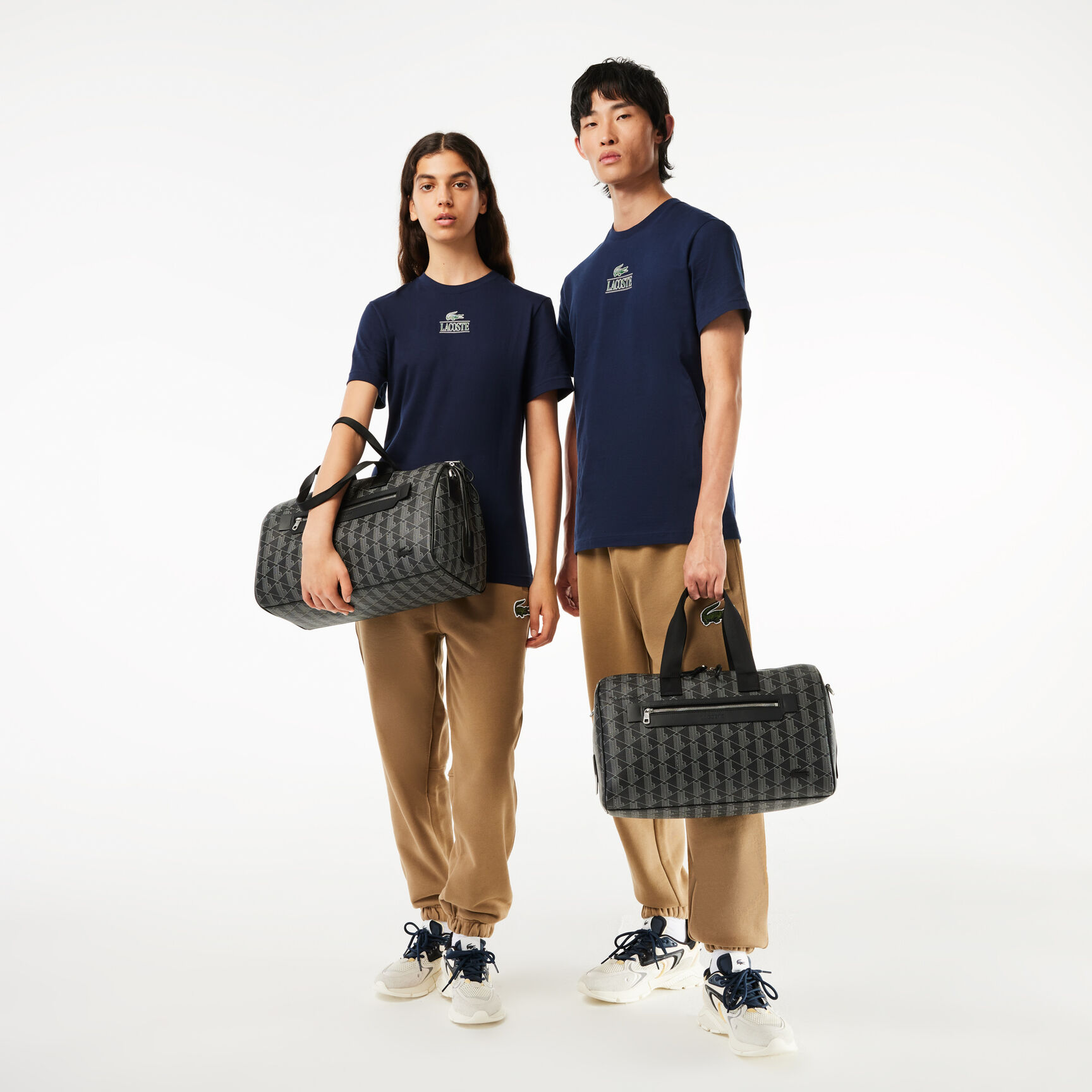 حقيبة كتف لاكوست ذا بليند ويك اند بنقشة شعار الماركة للجنسين Unisex Lacoste The Blend Monogram Print Weekend Bag - NU4259LX-H45