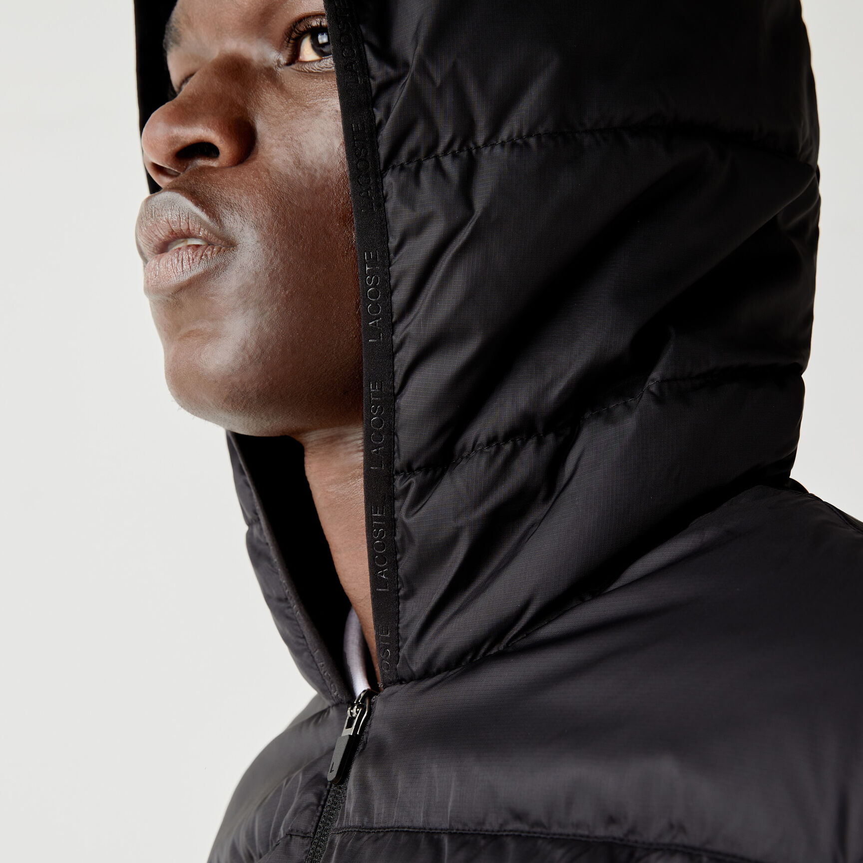 سترة مبطنة ضد الماء بغطاء رأس للرجال من مجموعة Lacoste SPORT سترة مبطنة ضد الماء بغطاء رأس للرجال من مجموعة Lacoste SPORT