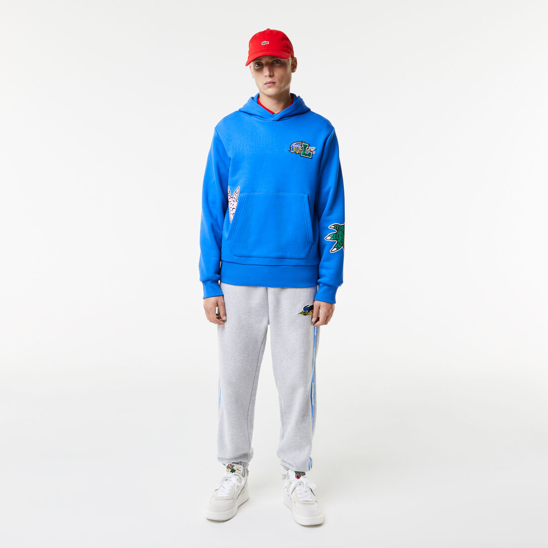 سويت شيرت بغطاء رأس لاكوست بنقشة قصص مصورة من تشكيلة موسم الأعياد للرجال سويت شيرت بغطاء رأس لاكوست بنقشة قصص مصورة من تشكيلة موسم الأعياد للرجال