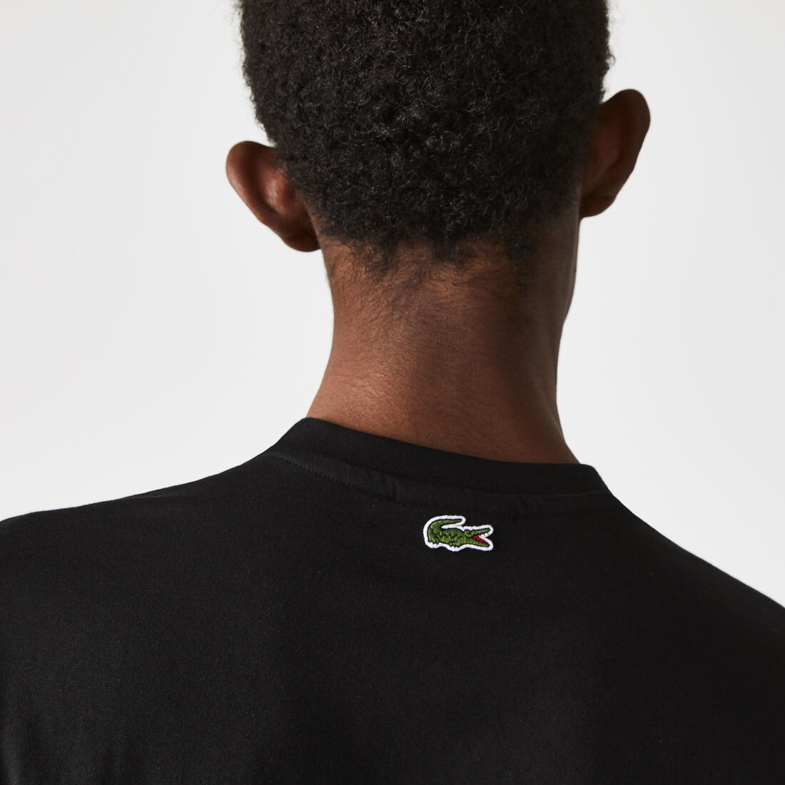 تيشيرت قطن بفتحة رقبة مستديرة وطبعة متشققة بشعار الماركة للرجال تيشيرت قطن بفتحة رقبة مستديرة وطبعة متشققة بشعار الماركة للرجال