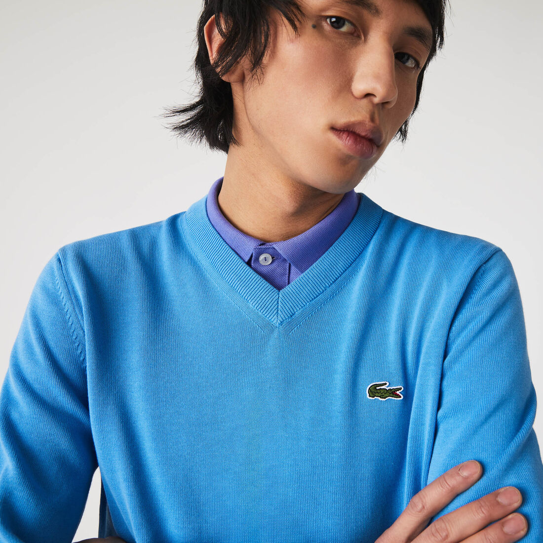 سترة قطنية أحادية اللون بفتحة رقبة على شكل حرف V