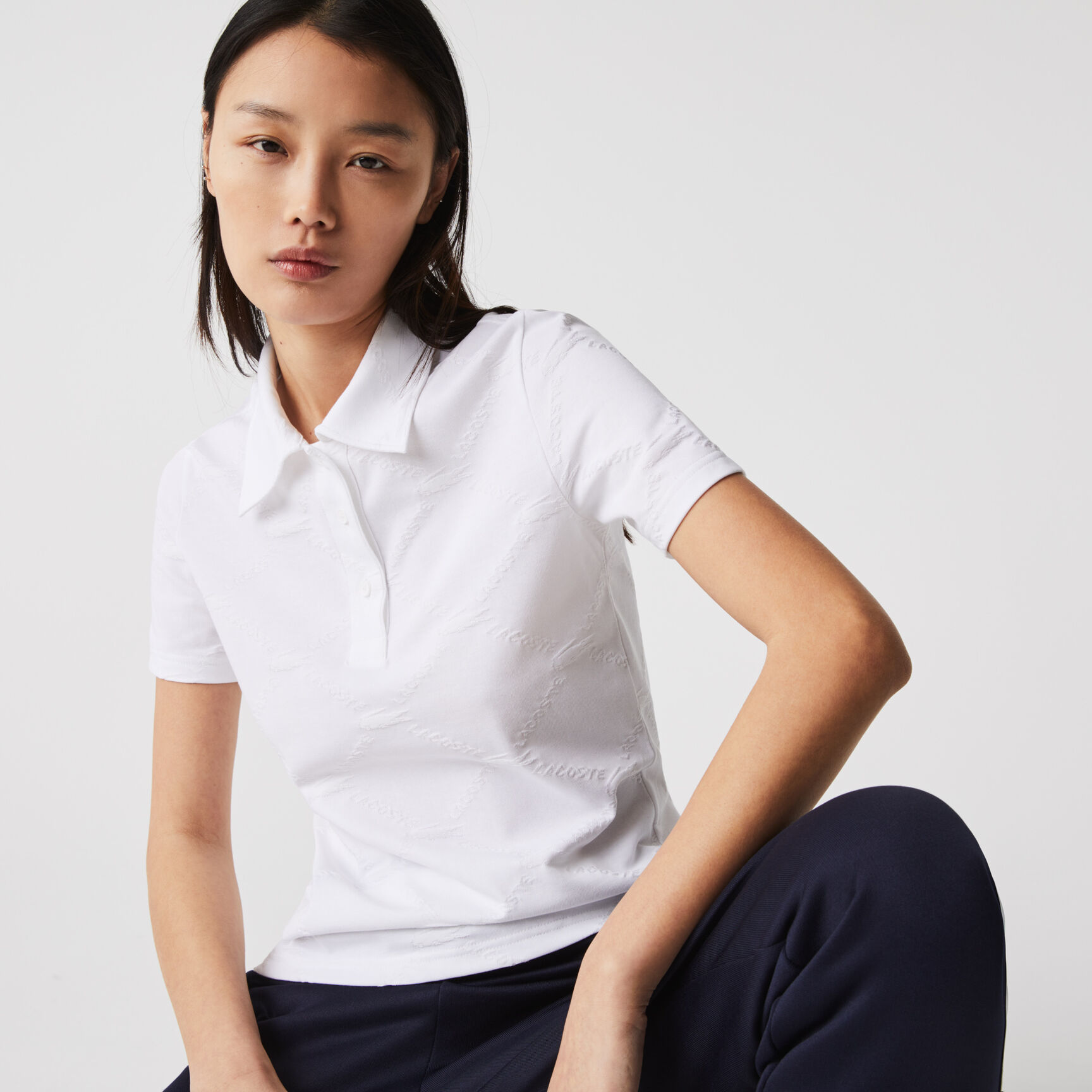 قميص بولو بأنماط مونوغرام وقصة ضيقة مجموعة Lacoste LIVE للنساء