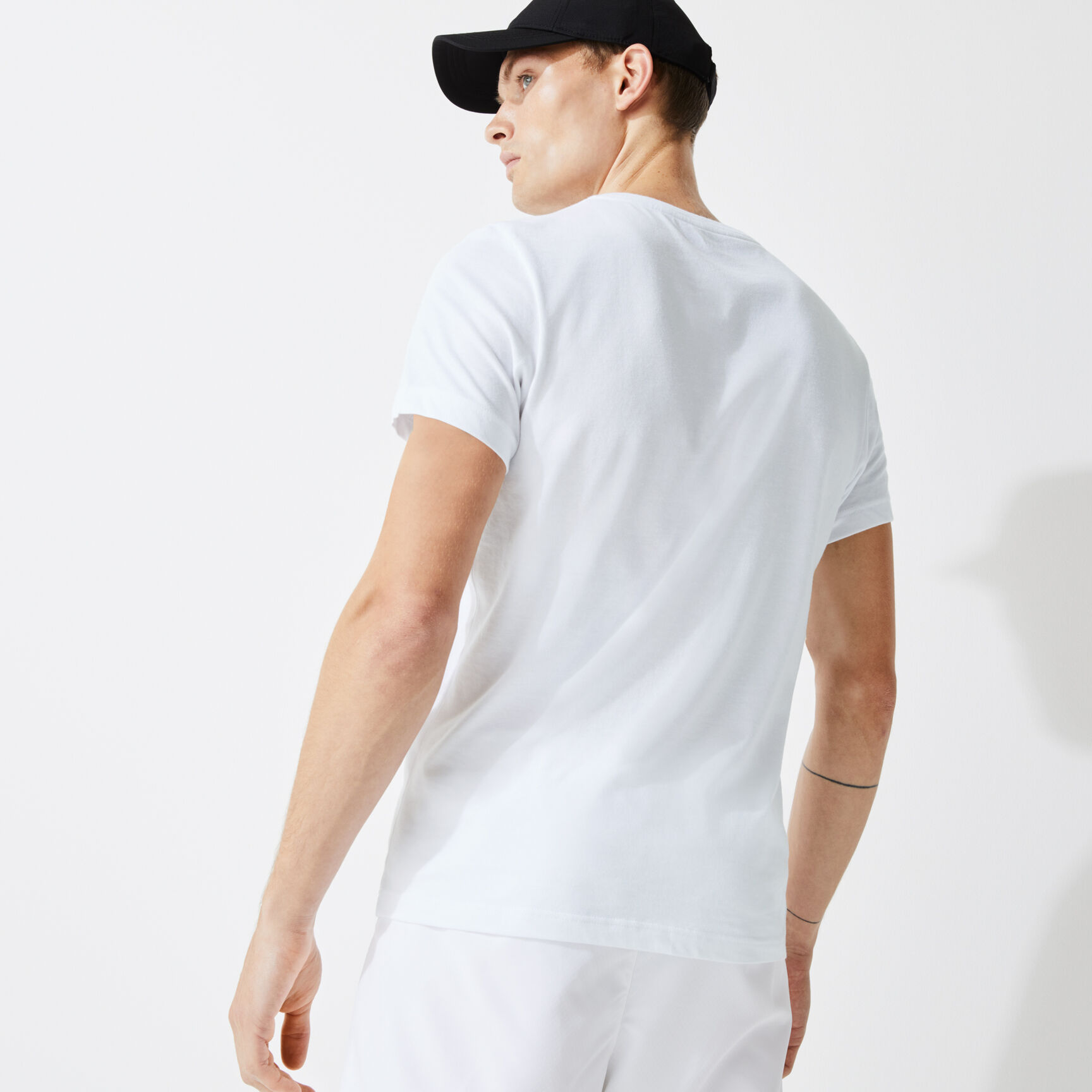 قميص تي-شيرت لرياضة التنس للرجال من الجيرسيه العملي مزدان بعلامة التمساح الكبيرة الحجم من مجموعة Lacoste SPORT