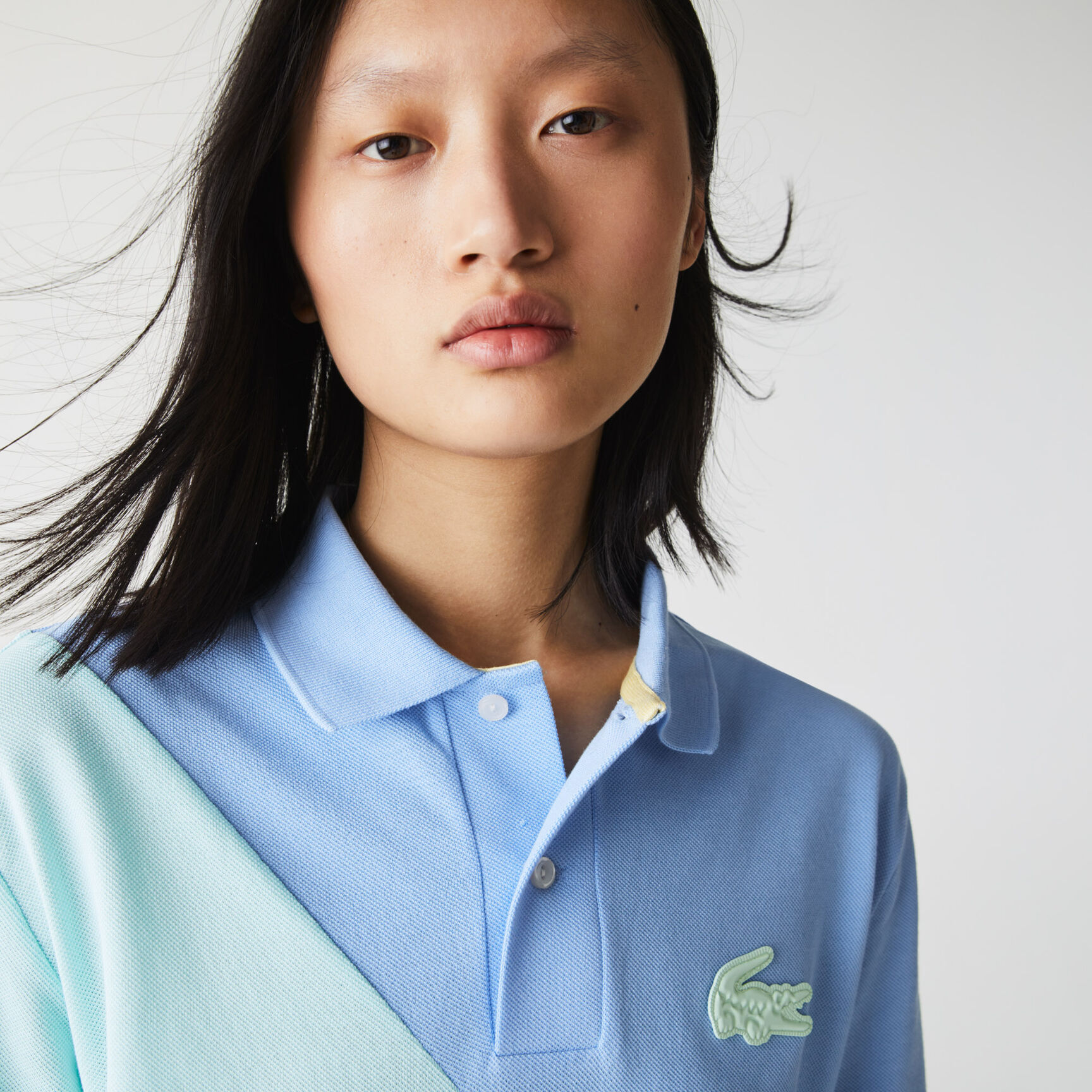 قميص بولو بيكيه القطن للجنسين بقصة فضفاضة وكتل لونية مجموعة Lacoste LIVE