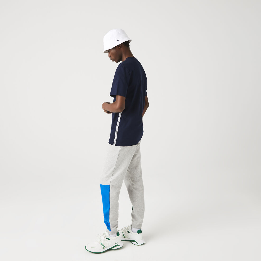 تيشيرت قطن بفتحة رقبة مستديرة وأشرطة بشعار الماركة للرجال تيشيرت قطن بفتحة رقبة مستديرة وأشرطة بشعار الماركة للرجال