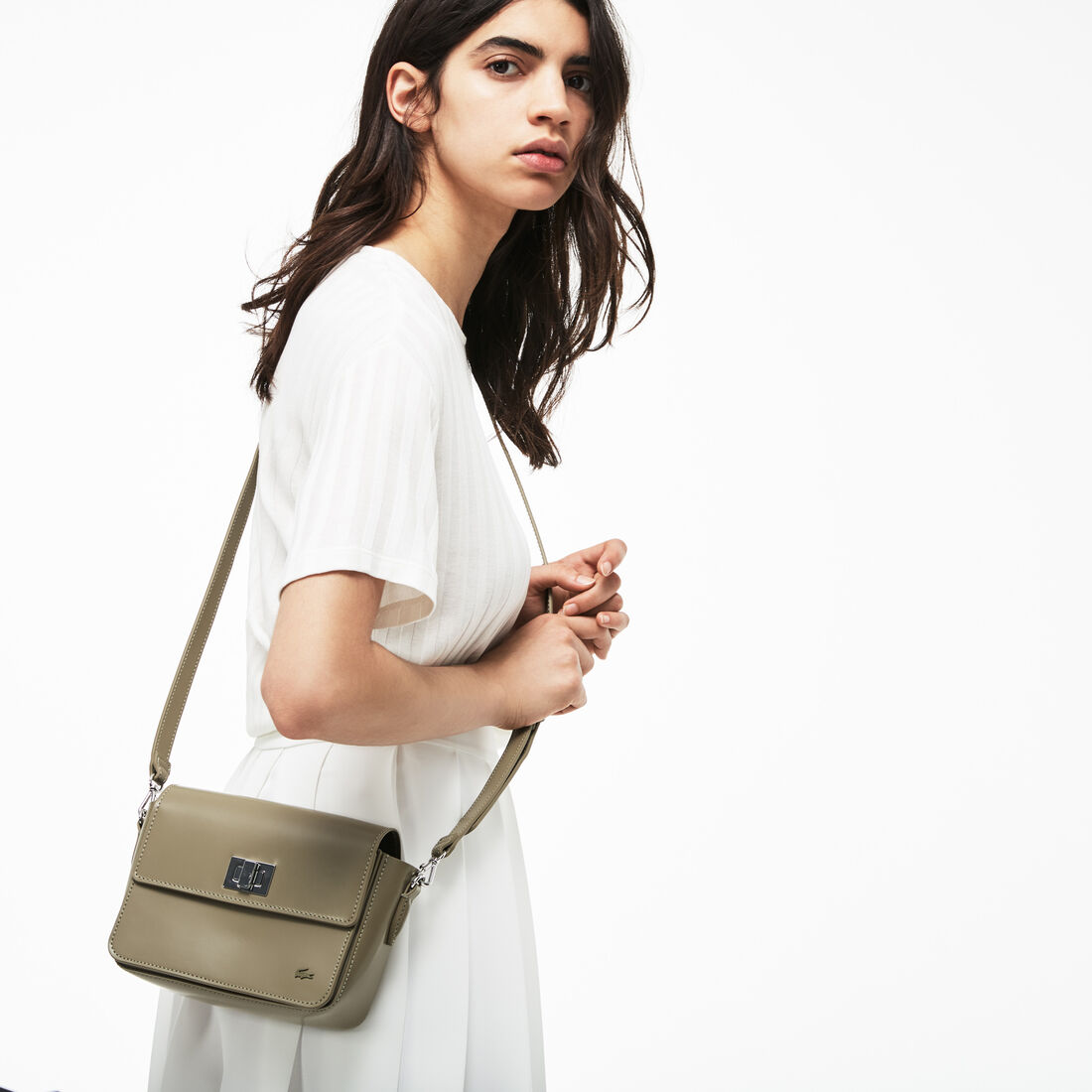 حقيبة نسائية من جلد لامع