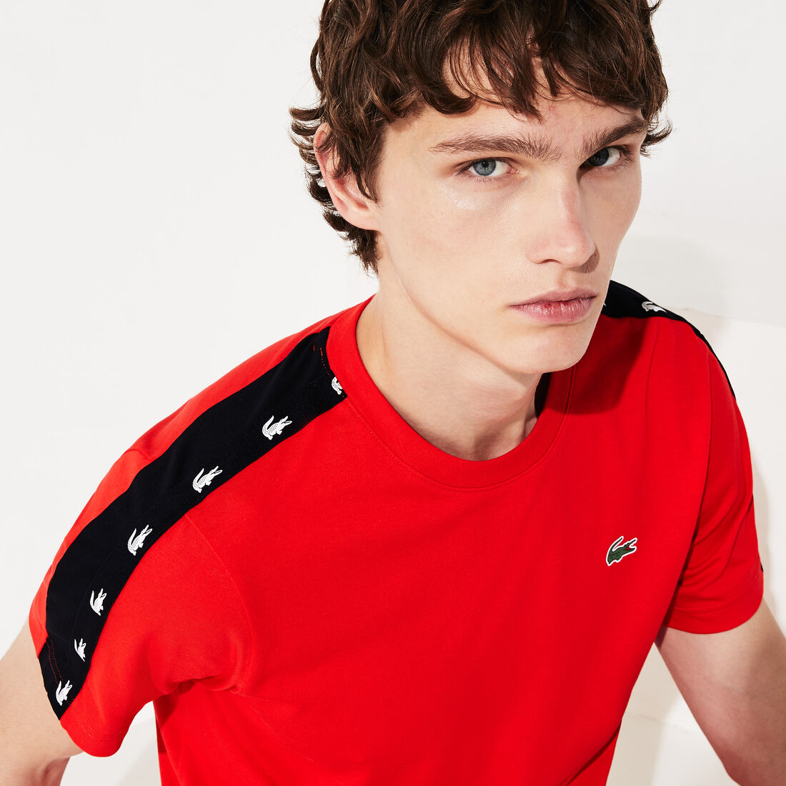 قميص تي-شيرت من البيكيه المسامي مزدان بخطوط مطبوع عليها تماسيح من مجموعة Lacoste SPORT للرجال