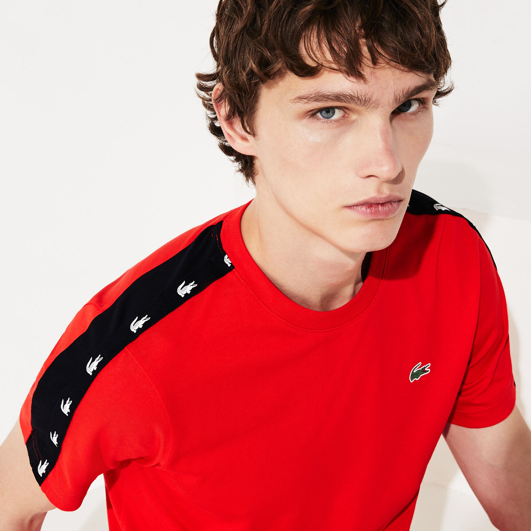 قميص تي-شيرت من البيكيه المسامي مزدان بخطوط مطبوع عليها تماسيح من مجموعة Lacoste SPORT للرجال قميص تي-شيرت من البيكيه المسامي مزدان بخطوط مطبوع عليها تماسيح من مجموعة Lacoste SPORT للرجال