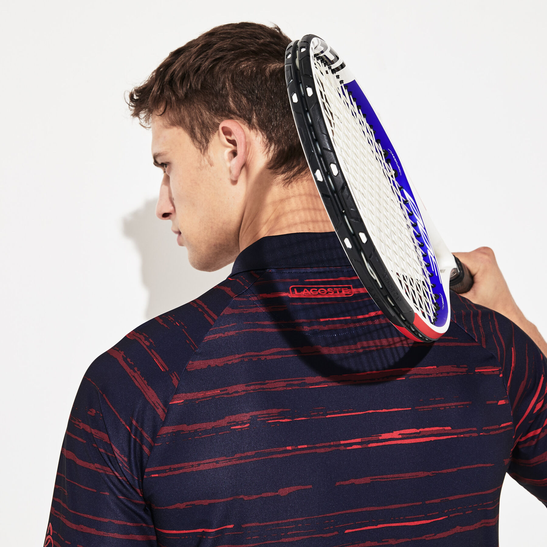 لاكوست قميص بولو للرجال من الجيرسيه مزدان بالطبعات الخاصة بمجموعة novak djokovic منlacoste sport