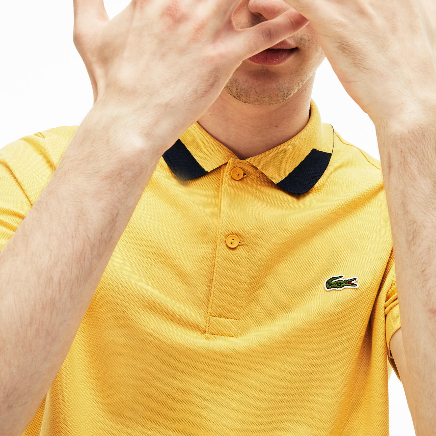 قميص بولو للرجال من بيكيه بيما المرن ذو قصة ضيقة بلمسات جمالية متباينة من Lacoste قميص بولو للرجال من بيكيه بيما المرن ذو قصة ضيقة بلمسات جمالية متباينة من Lacoste