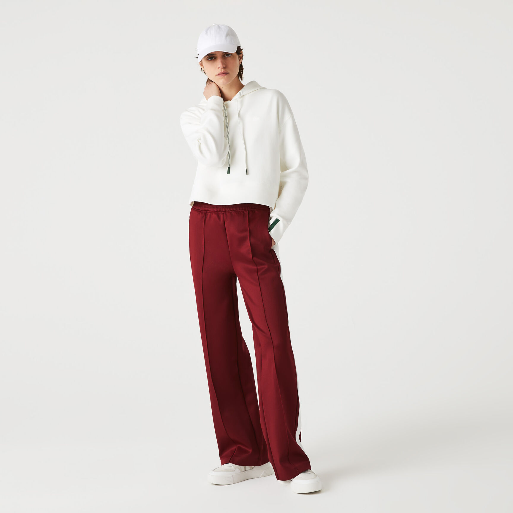 بنطال رياضي كلاسيكي بقصة فضفاضة وأشرطة جانبية للنساء بنطال رياضي كلاسيكي بقصة فضفاضة وأشرطة جانبية للنساء