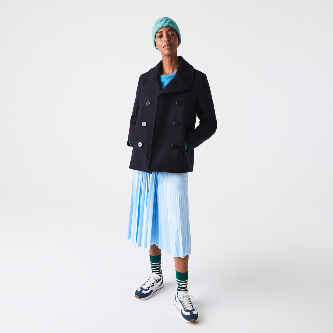 تنورة نسائية متوسطة الطول بطيات ومزينة بحروف Lacoste