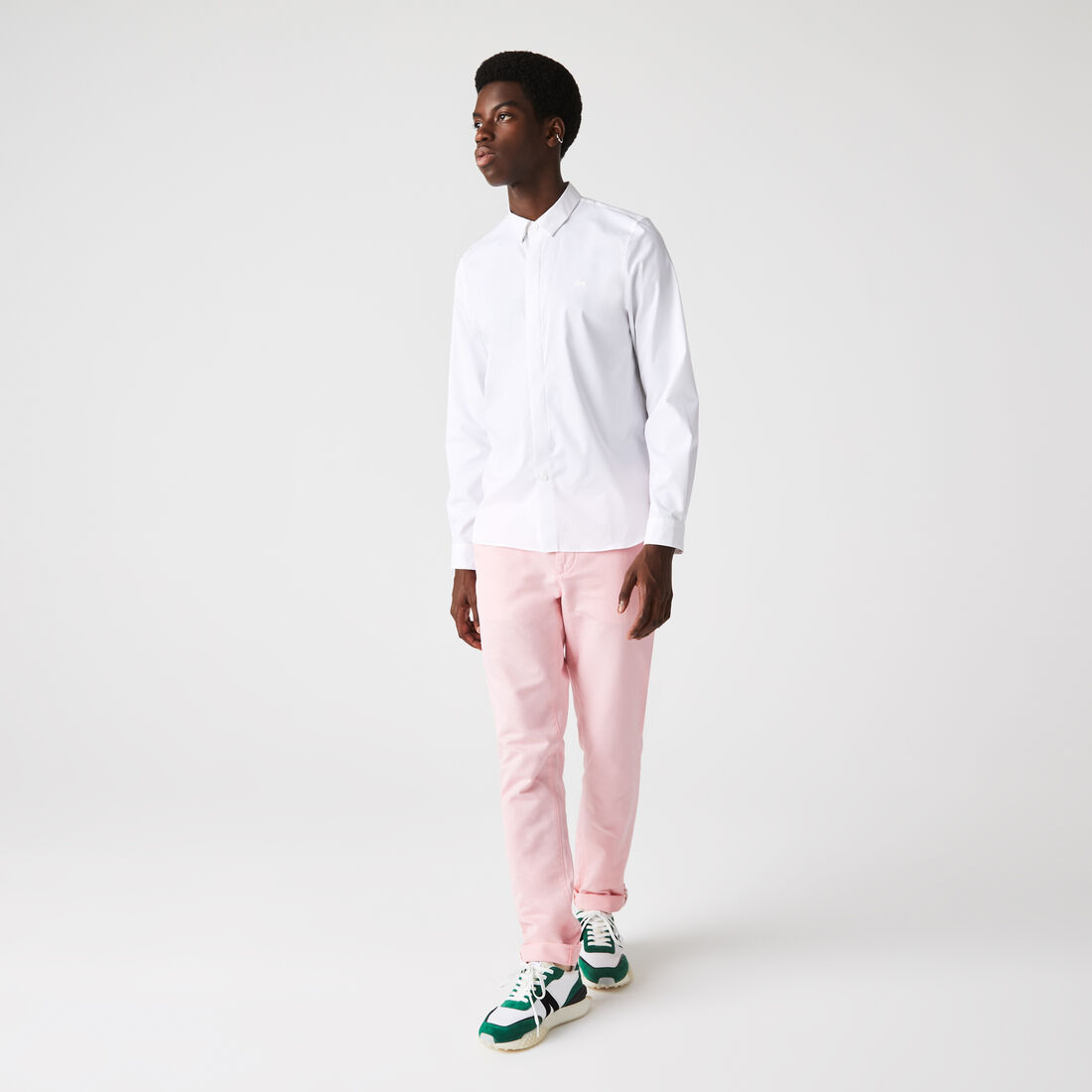 قميص قطن بوبلين مطاطي بصف أزرار خفي وقصة ضيقة للرجال