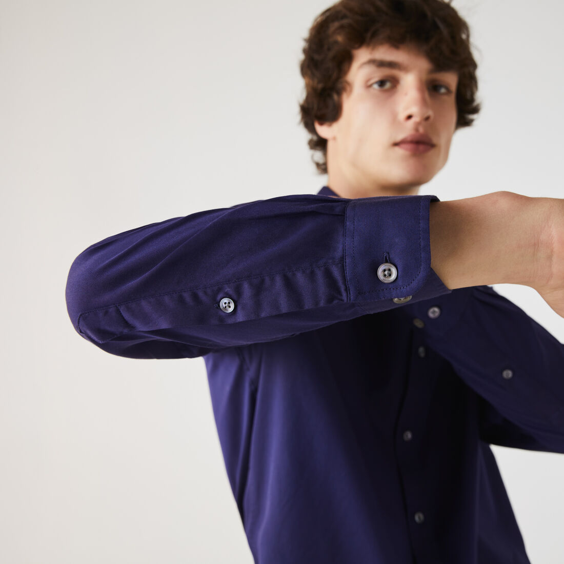 قميص قطني بقصّة عادية قميص قطني بقصّة عادية