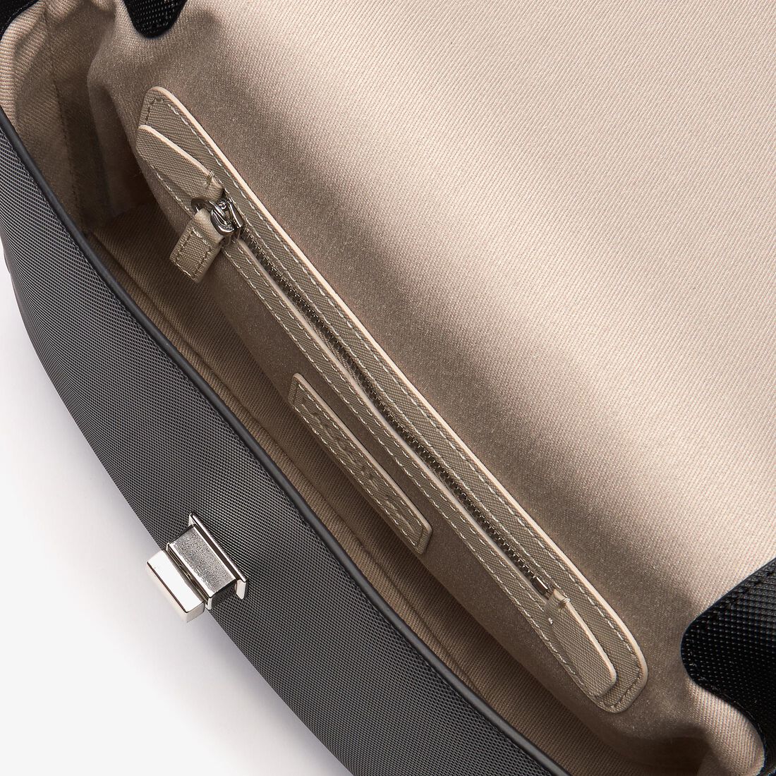 حقيبة كتف بمشبك محيكة من كنفا بيكيه بتصميم كلاسيكي عملي للسيدات من مجموعة Daily Classic حقيبة كتف بمشبك محيكة من كنفا بيكيه بتصميم كلاسيكي عملي للسيدات من مجموعة Daily Classic