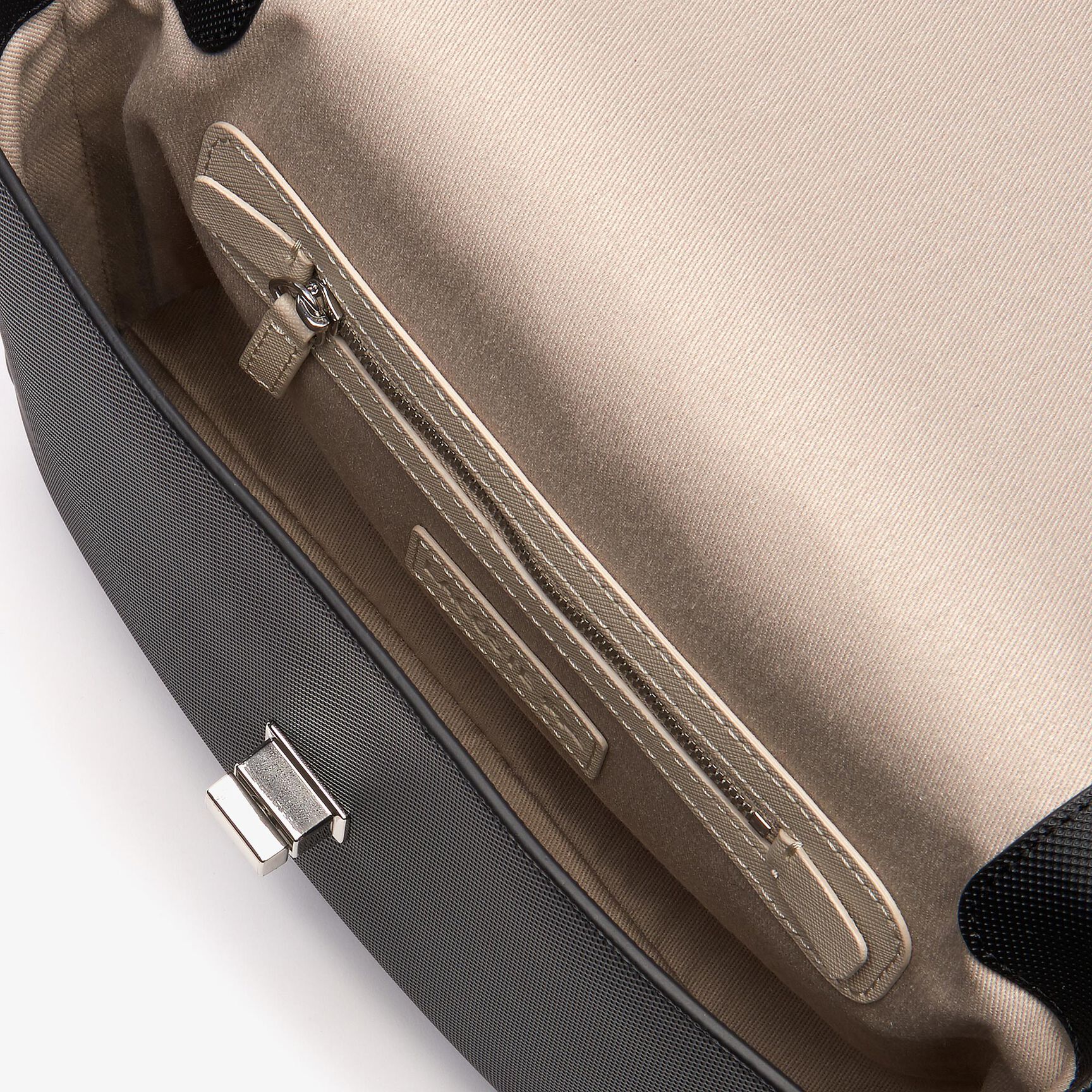 حقيبة كتف بمشبك محيكة من كنفا بيكيه بتصميم كلاسيكي عملي للسيدات من مجموعة Daily Classic حقيبة كتف بمشبك محيكة من كنفا بيكيه بتصميم كلاسيكي عملي للسيدات من مجموعة Daily Classic