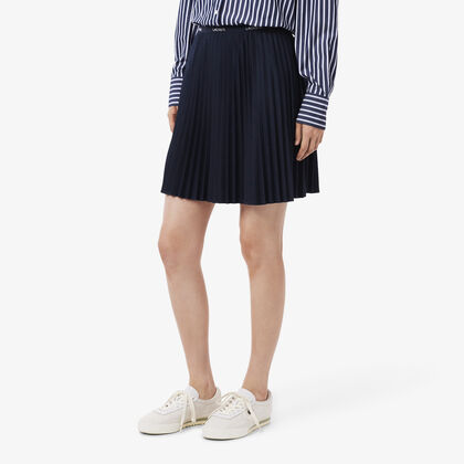 تنورة قصيرة مطوية