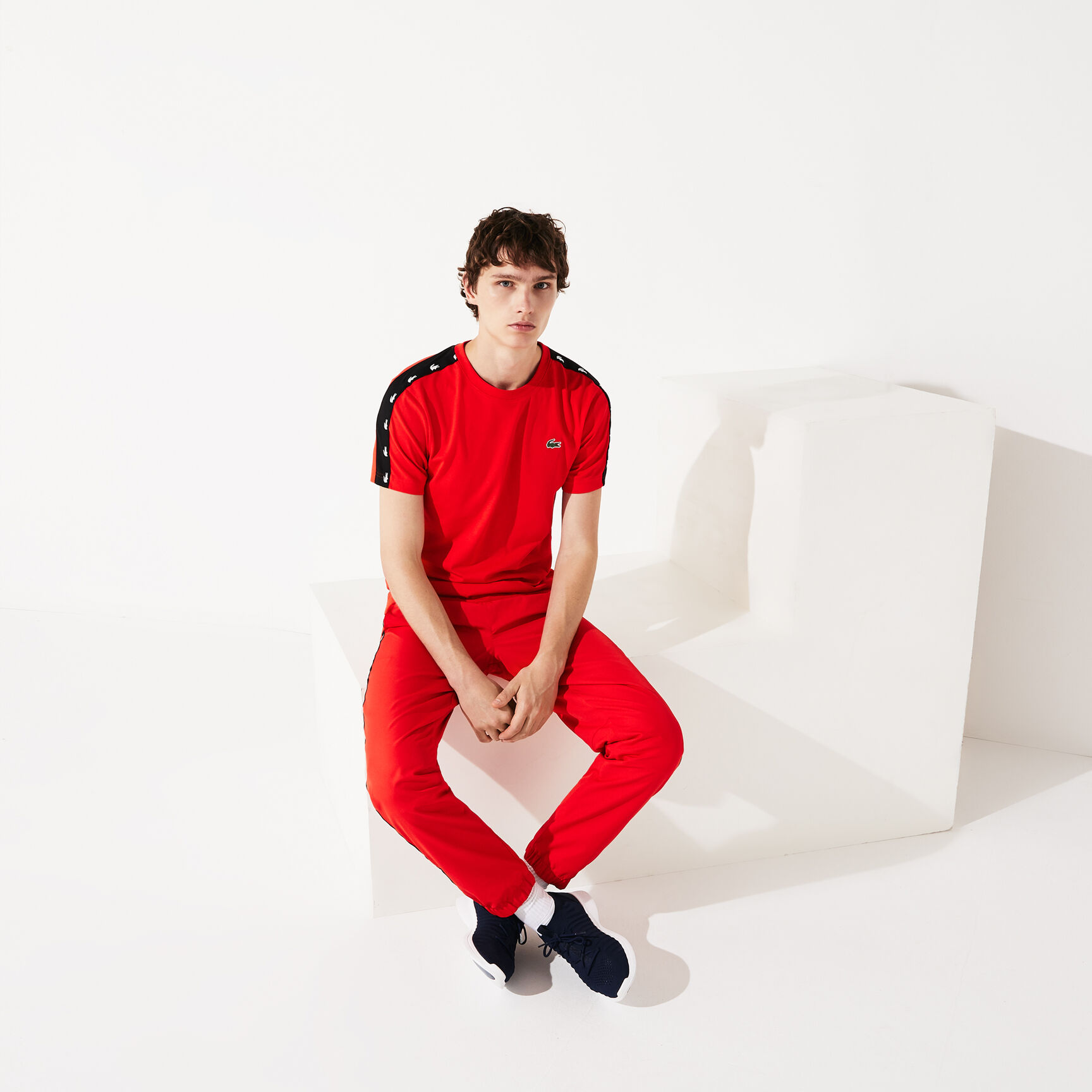 قميص تي-شيرت من البيكيه المسامي مزدان بخطوط مطبوع عليها تماسيح من مجموعة Lacoste SPORT للرجال قميص تي-شيرت من البيكيه المسامي مزدان بخطوط مطبوع عليها تماسيح من مجموعة Lacoste SPORT للرجال