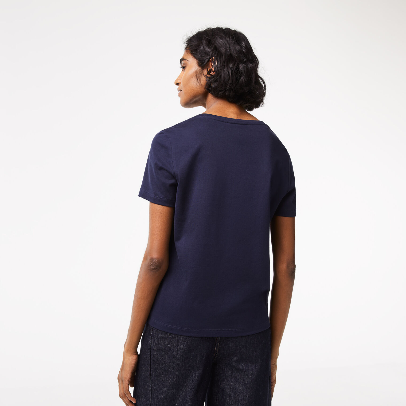 تي شيرت بقصّة عادية وطبعة مميزة لكلمة Lacoste Women's V-neck Loose Fit Cotton T-shirt - TF8392-00-166