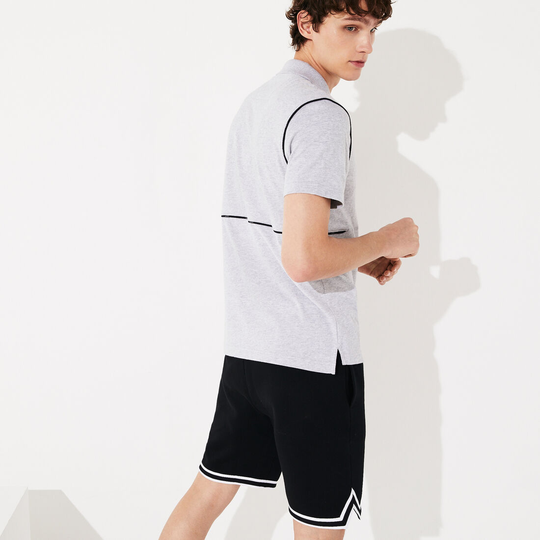 قميص بولو للرجال من القطن الفائق النعومة بسحاب عند الياقة من مجموعة Lacoste SPORT قميص بولو للرجال من القطن الفائق النعومة بسحاب عند الياقة من مجموعة Lacoste SPORT