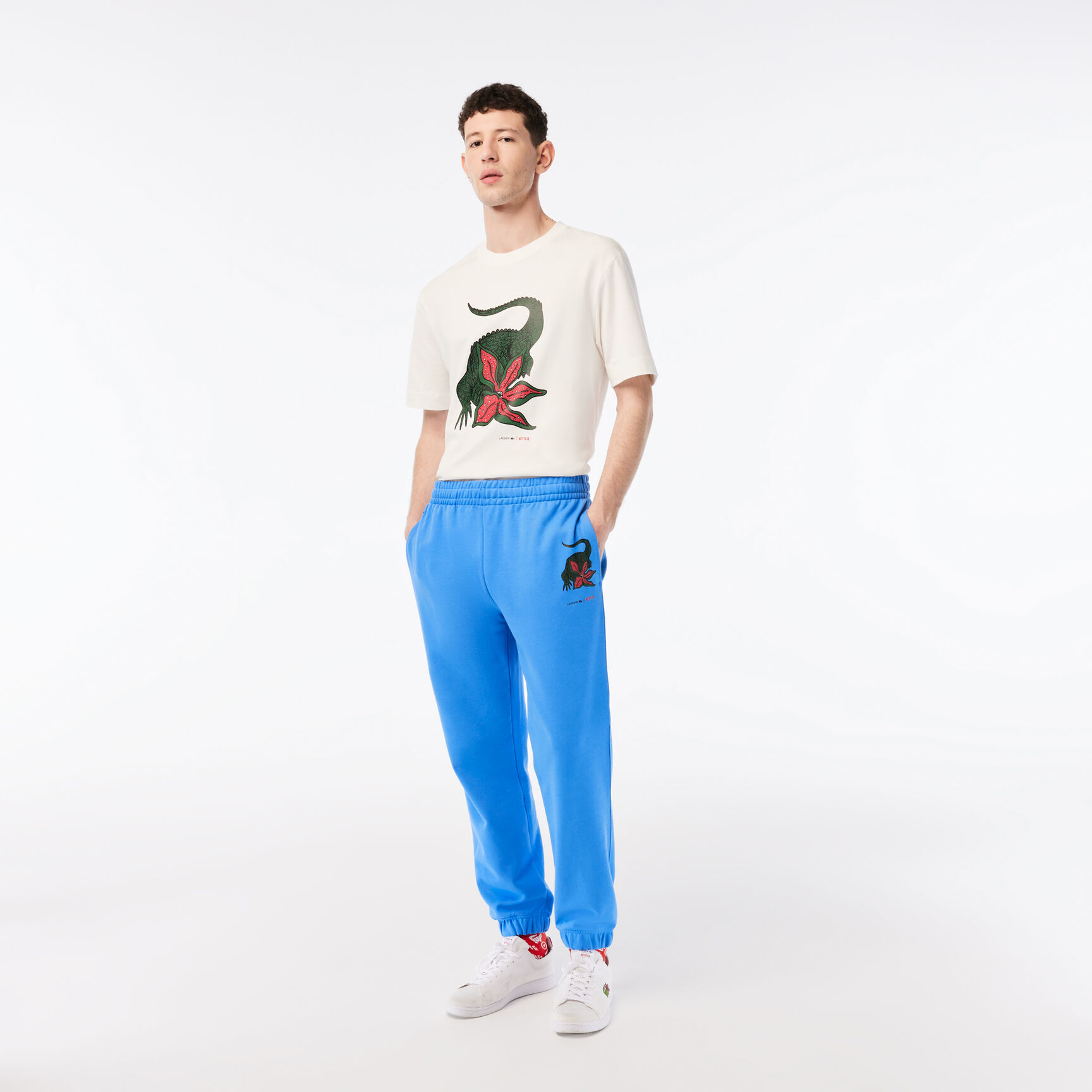 بنطال رياضي بطبعة تمساح للرجال مجموعة Lacoste x Netflix بنطال رياضي بطبعة تمساح للرجال مجموعة Lacoste x Netflix