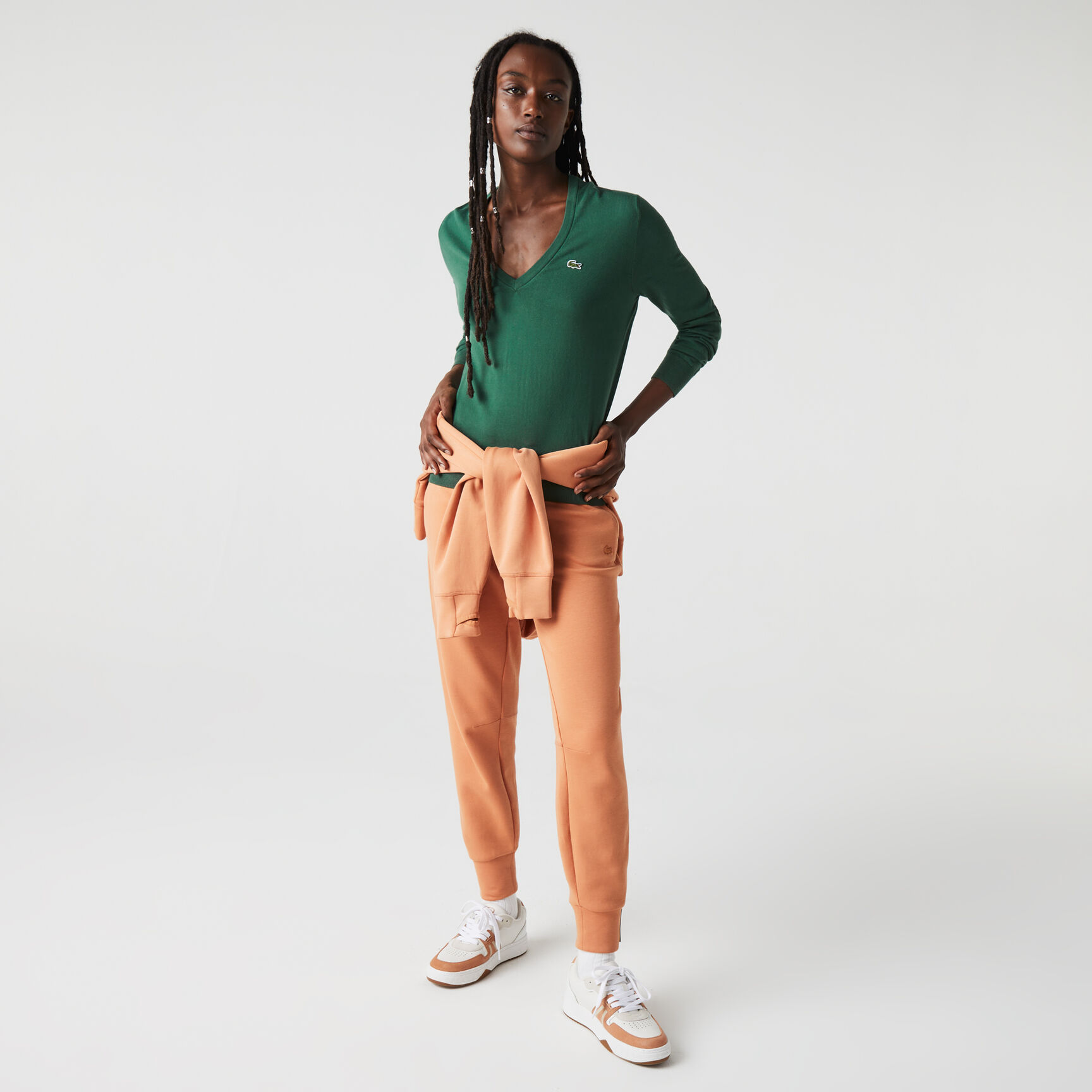 سترة قطن عضوي بفتحة رقبة على شكل حرف V للنساء