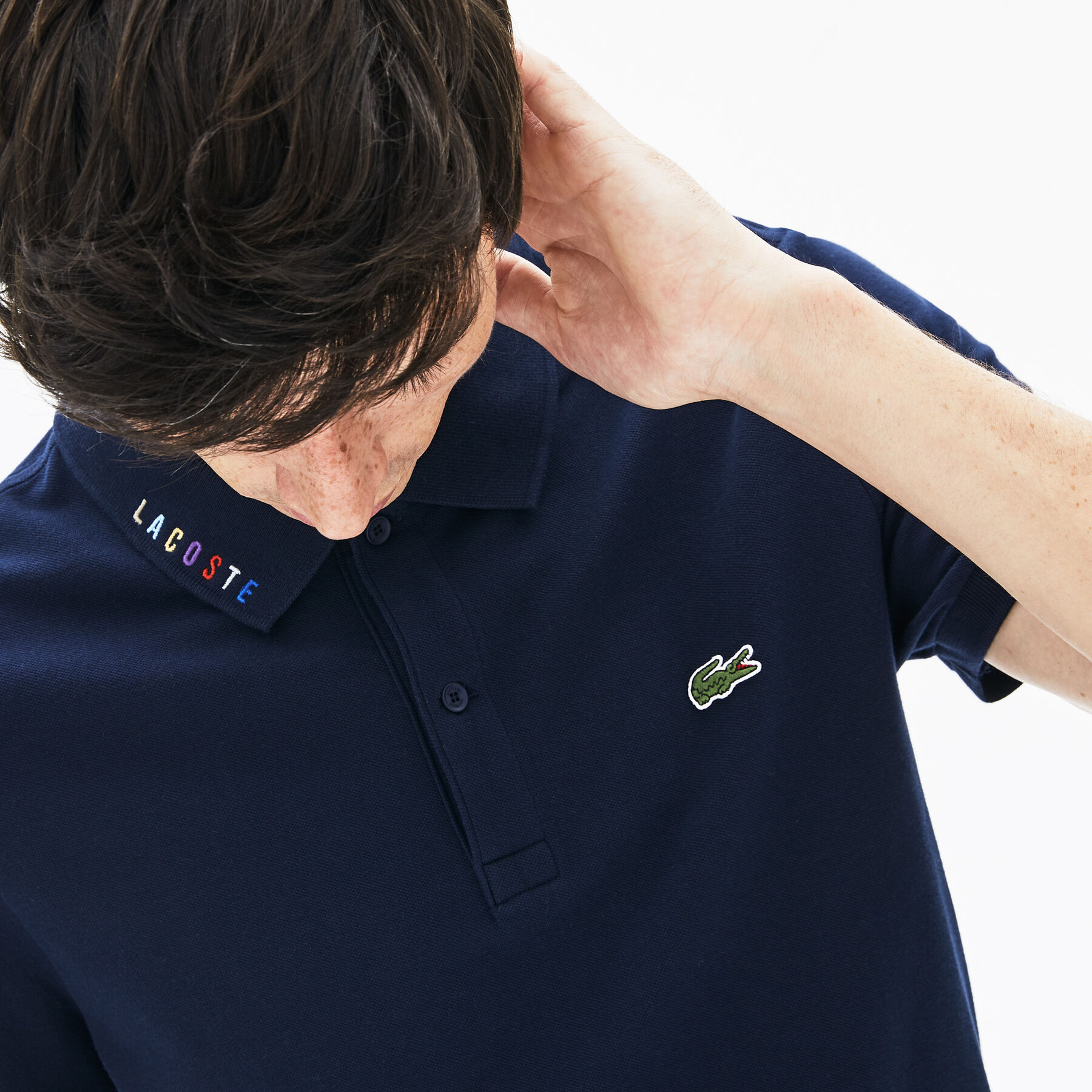 لاكوست قميص بولو للرجال من بيكيه المرن ذو قصة ضيقة وكلمة lacoste المميزة بألوان متعددة