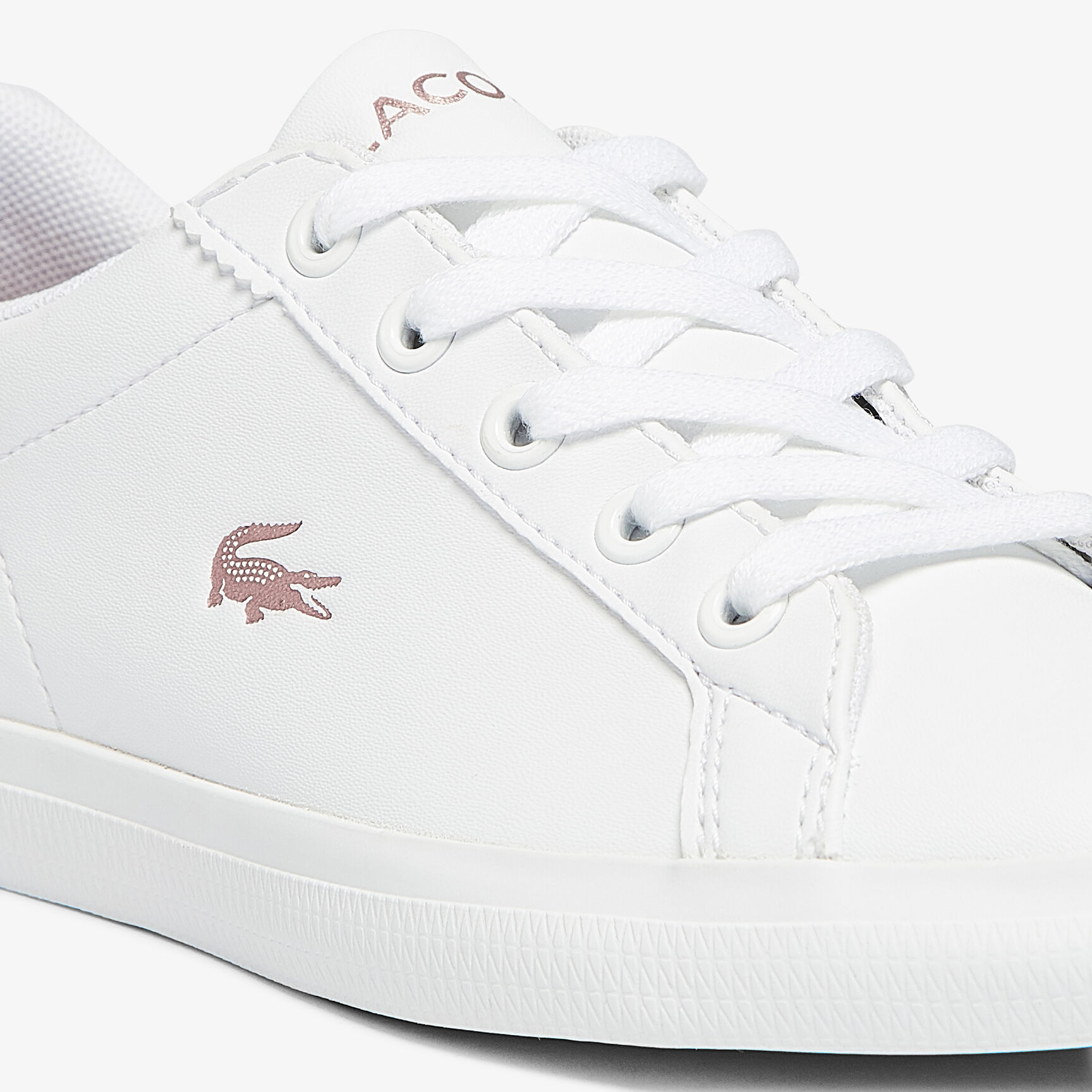 سنيكرز ليروند من خامات صناعية بتفاصيل لامعة للأطفال سنيكرز ليروند من خامات صناعية بتفاصيل لامعة للأطفال