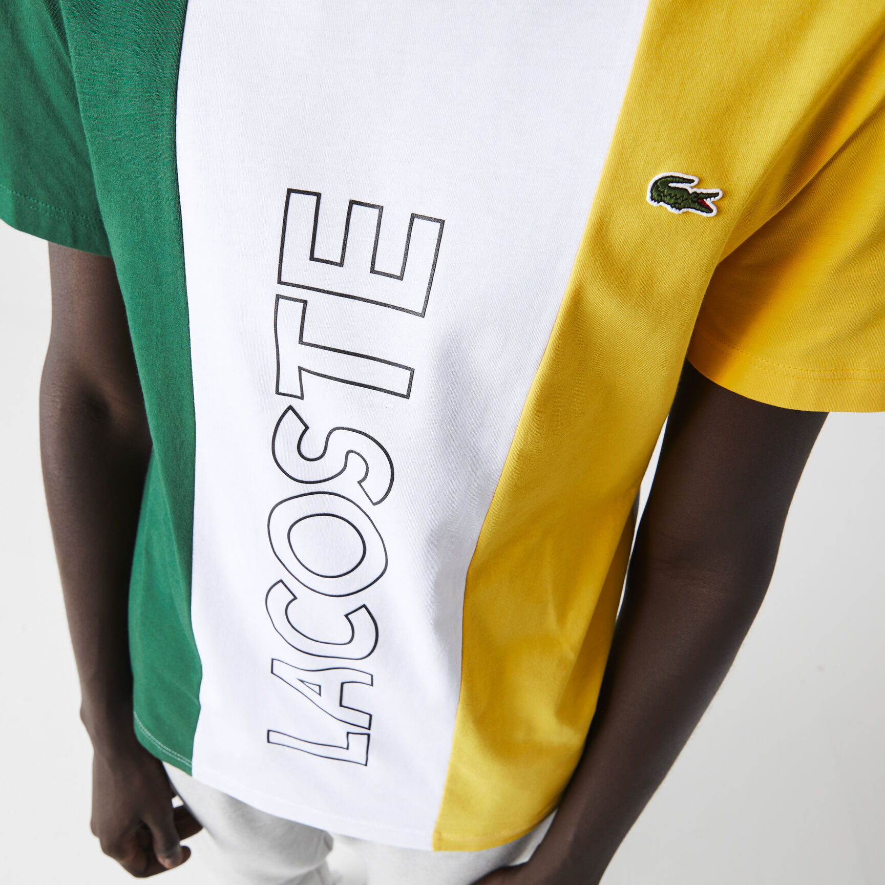 تيشيرت قطن بفتحة رقبة مستديرة وشعار الماركة للرجال