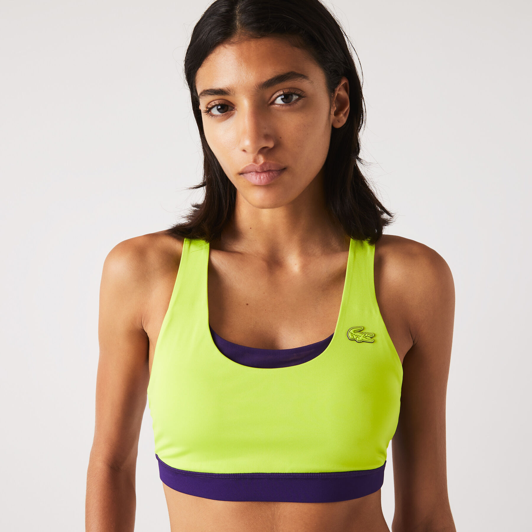 لاكوست حمالة صدر مقسمة بألوان بوليستر معاد تدويره للنساء من مجموعة lacoste sport