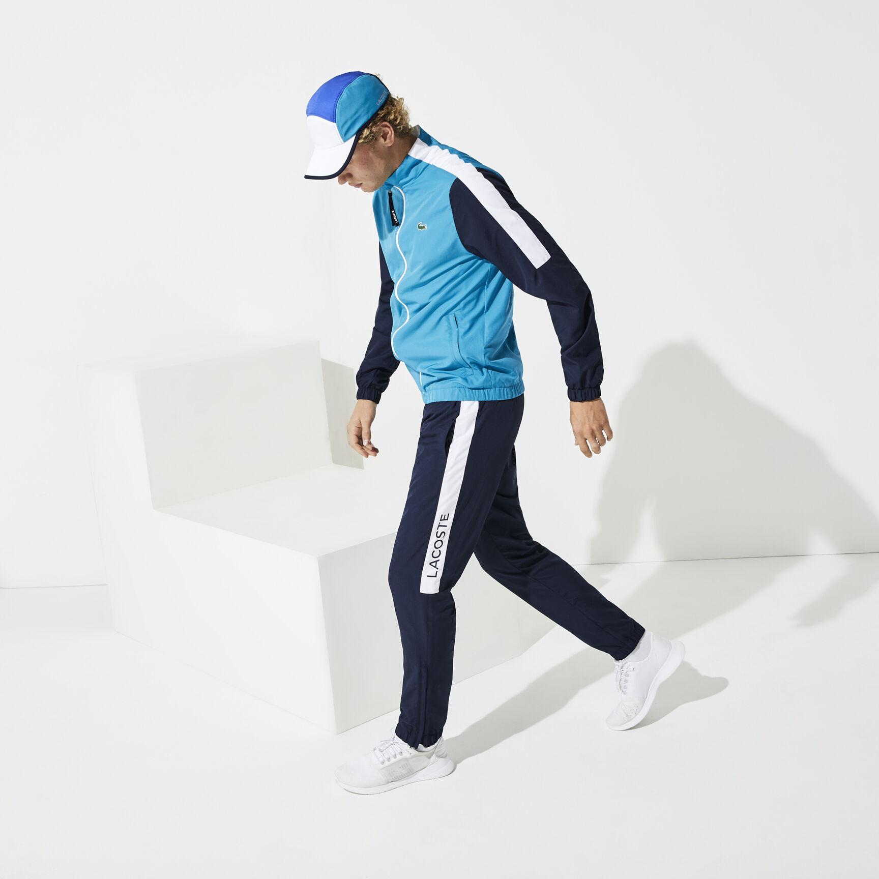 بذلة رياضية خفيفة بألوان متعددة للرجال من مجموعة Lacoste SPORT بذلة رياضية خفيفة بألوان متعددة للرجال من مجموعة Lacoste SPORT