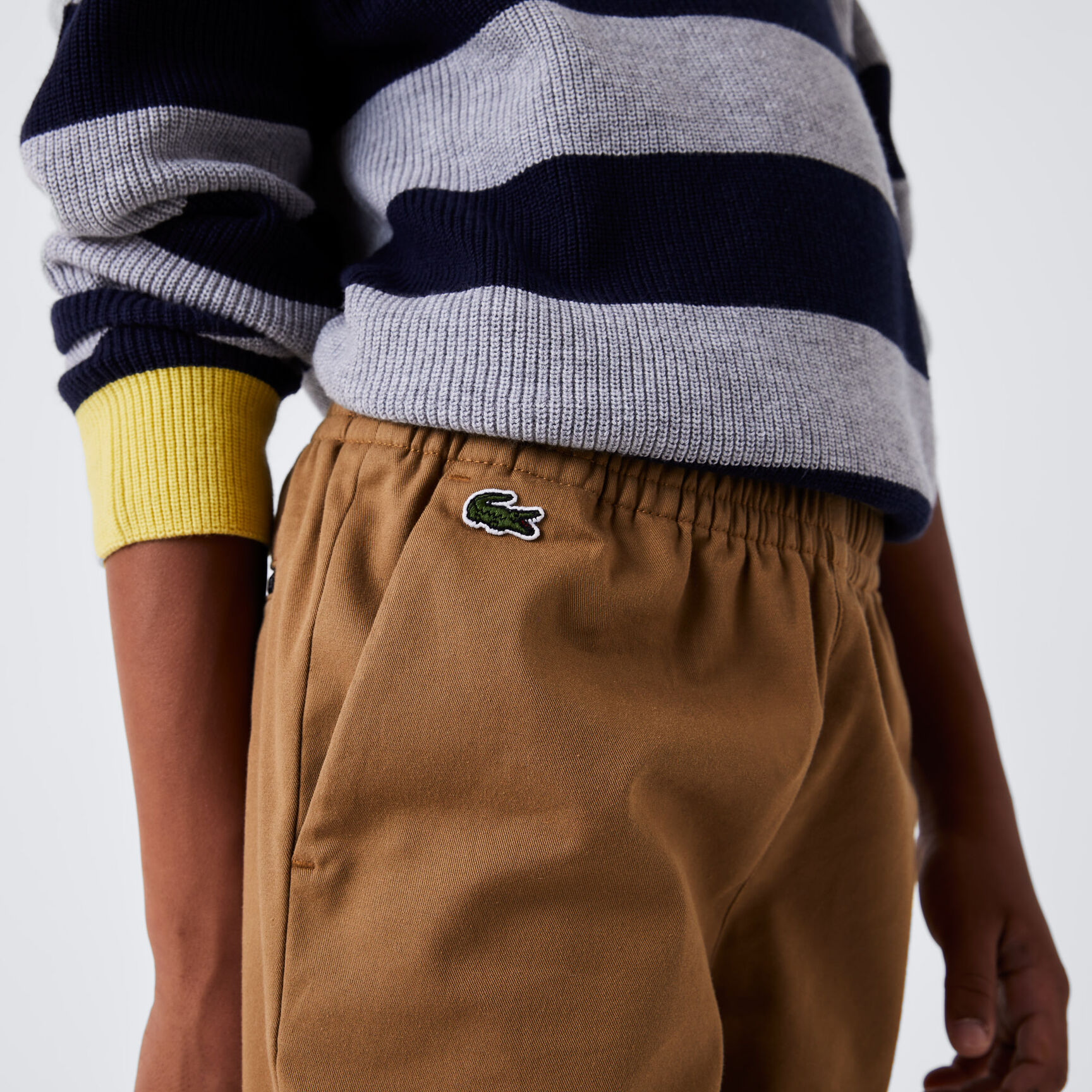 بنطال تشينو للأولاد من قطن الجبردين المطاطي من لاكوست بنطال تشينو للأولاد من قطن الجبردين المطاطي من لاكوست