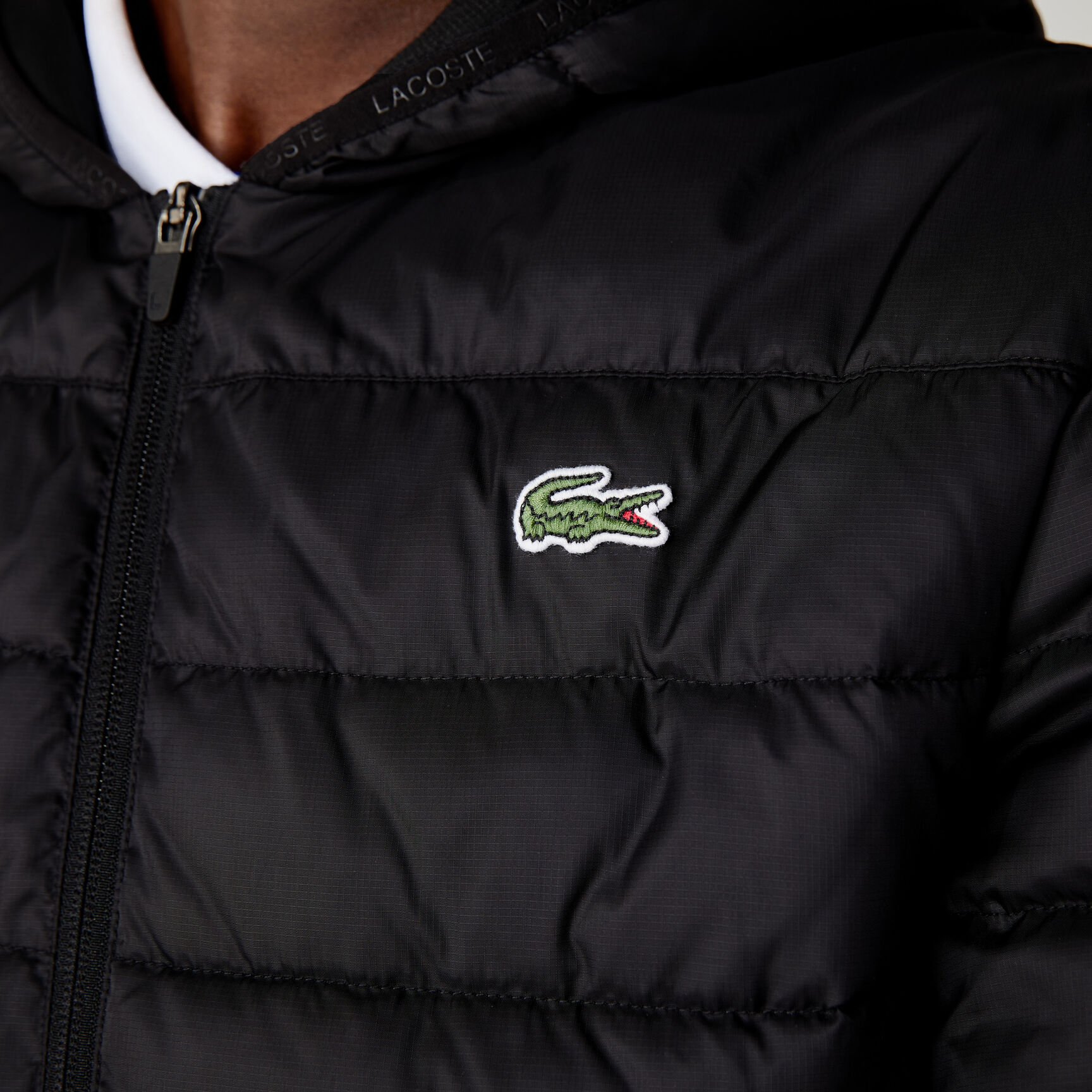 سترة مبطنة ضد الماء بغطاء رأس للرجال من مجموعة Lacoste SPORT سترة مبطنة ضد الماء بغطاء رأس للرجال من مجموعة Lacoste SPORT