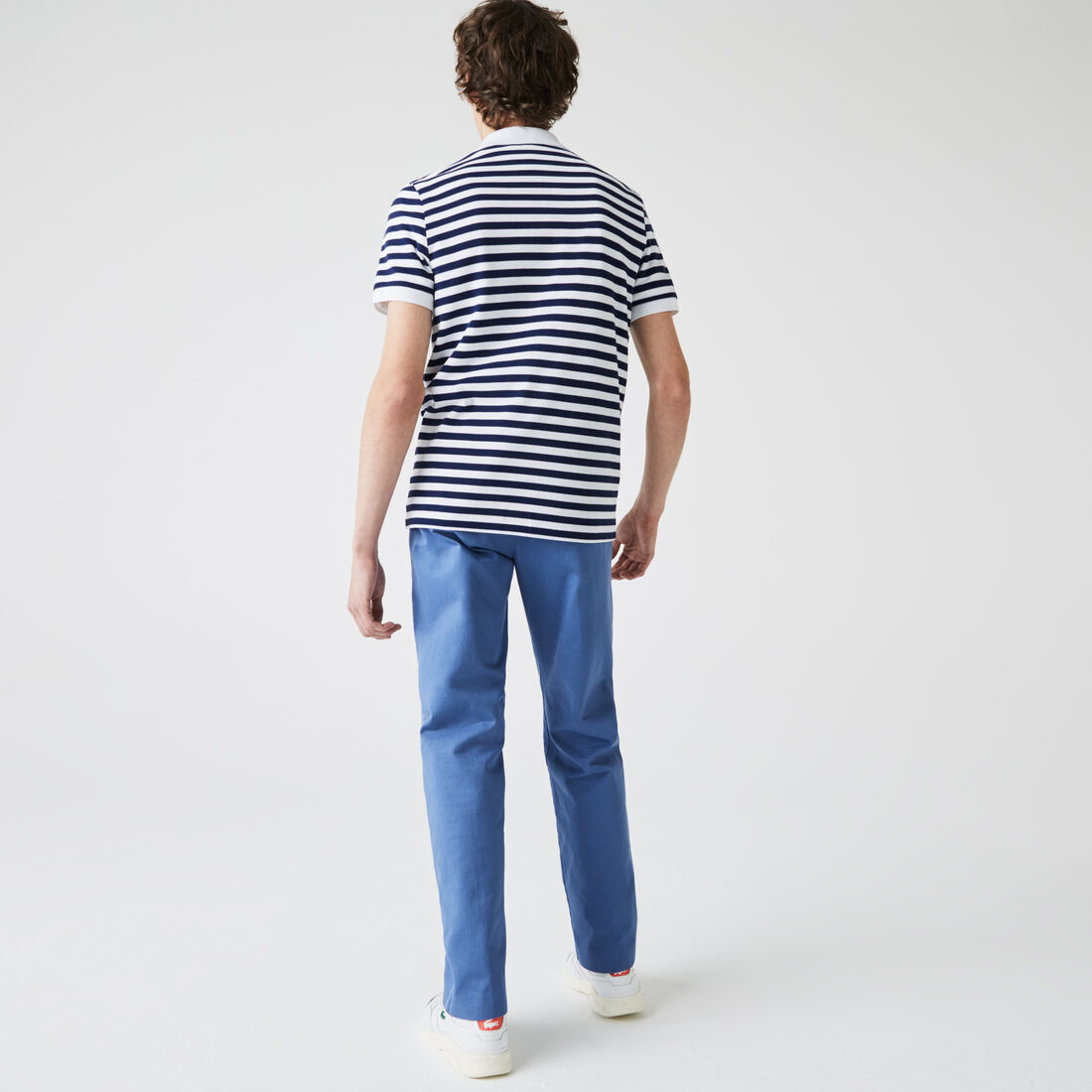 قميص بولو مقلم من بيكيه القطن للرجال بقصة عادية وشارة قميص بولو مقلم من بيكيه القطن للرجال بقصة عادية وشارة