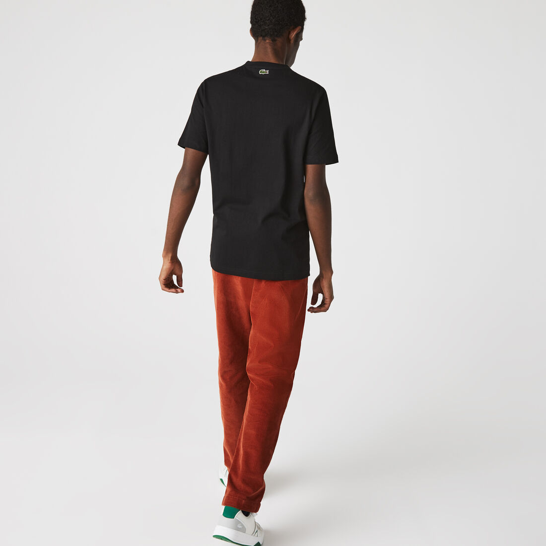 تيشيرت قطن بفتحة رقبة مستديرة وطبعة متشققة بشعار الماركة للرجال تيشيرت قطن بفتحة رقبة مستديرة وطبعة متشققة بشعار الماركة للرجال